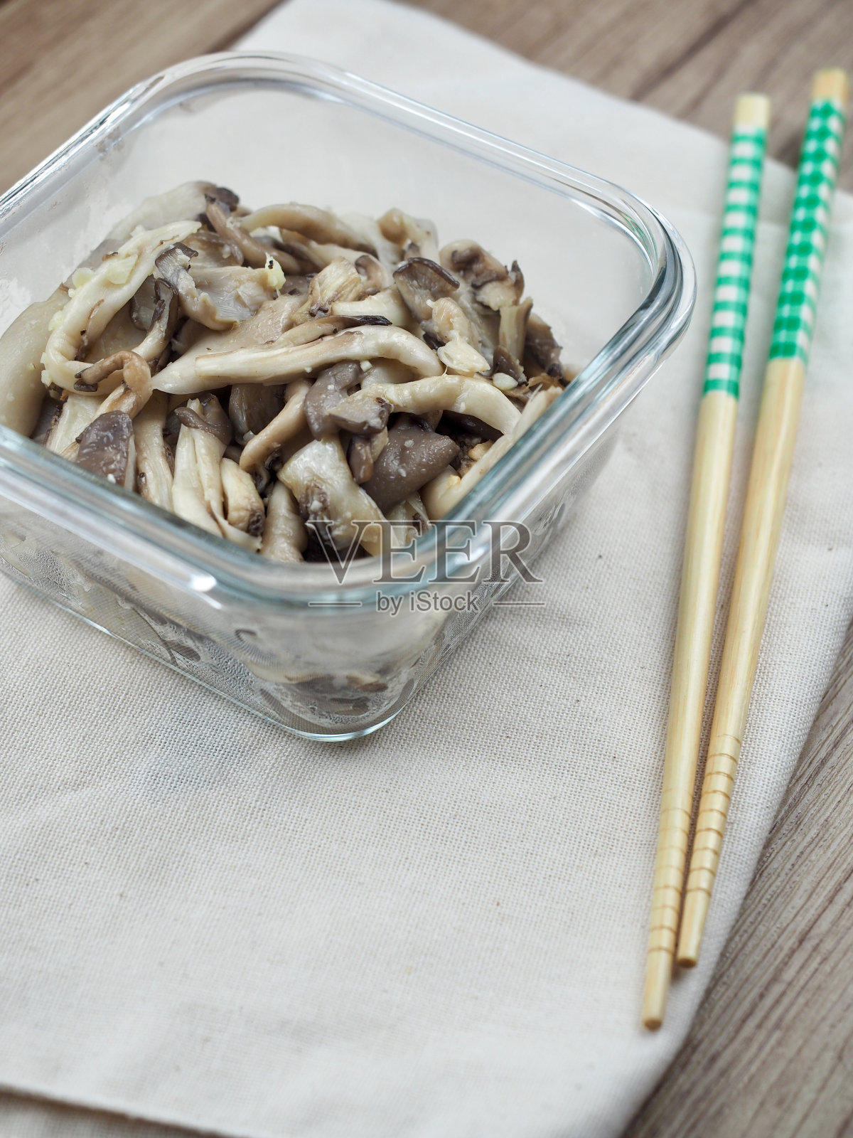 炒熟的有机平菇照片摄影图片