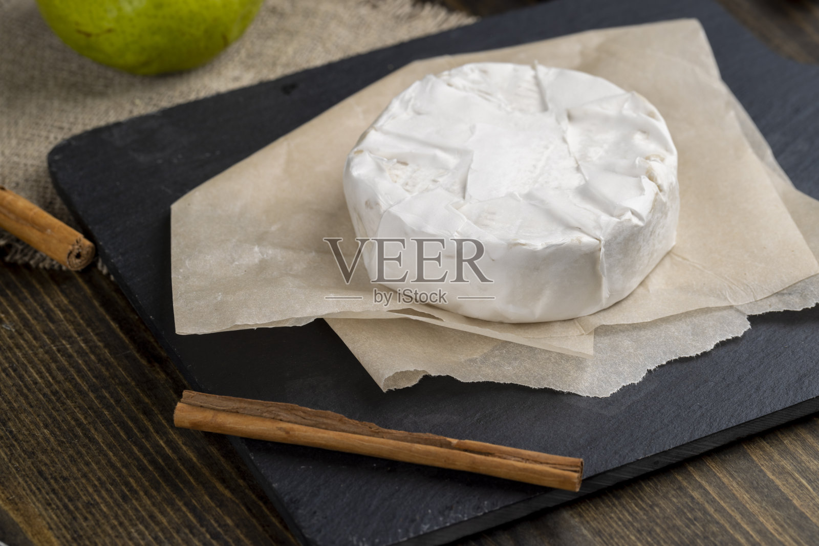 柔软的新鲜奶酪，高贵的白色霉菌，你可以吃照片摄影图片