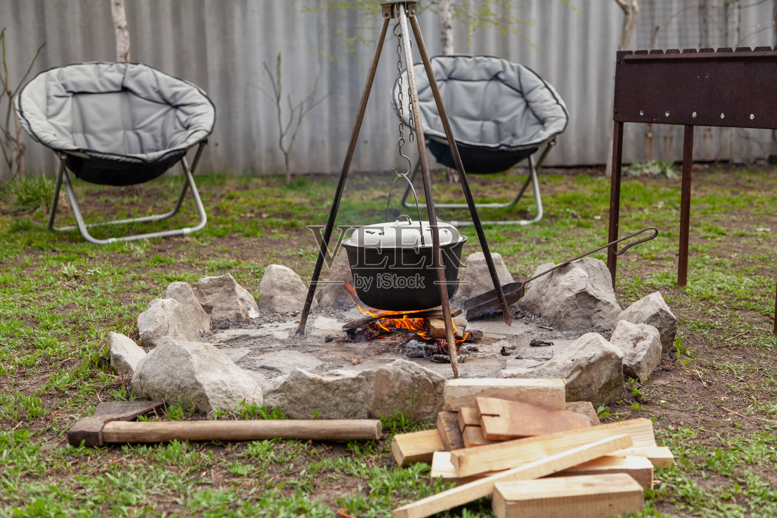 锅放在火上的金属支架上照片摄影图片