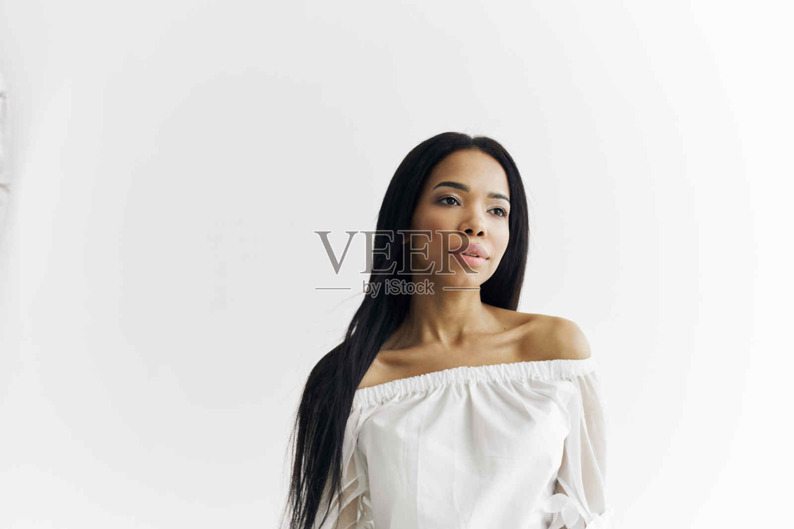 可爱的非洲女人时尚发型白色连衣裙照片摄影图片