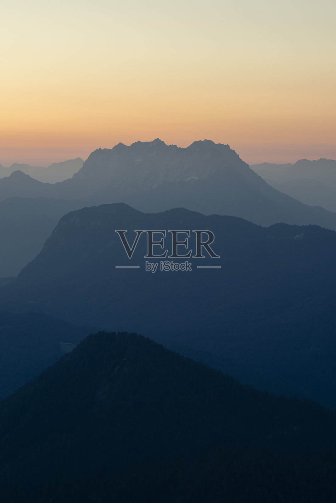 色彩缤纷的春天黎明在蒂罗尔山脉与蒂尔塞塔尔，彭德林和凯撒山脉，蒂罗尔，奥地利照片摄影图片