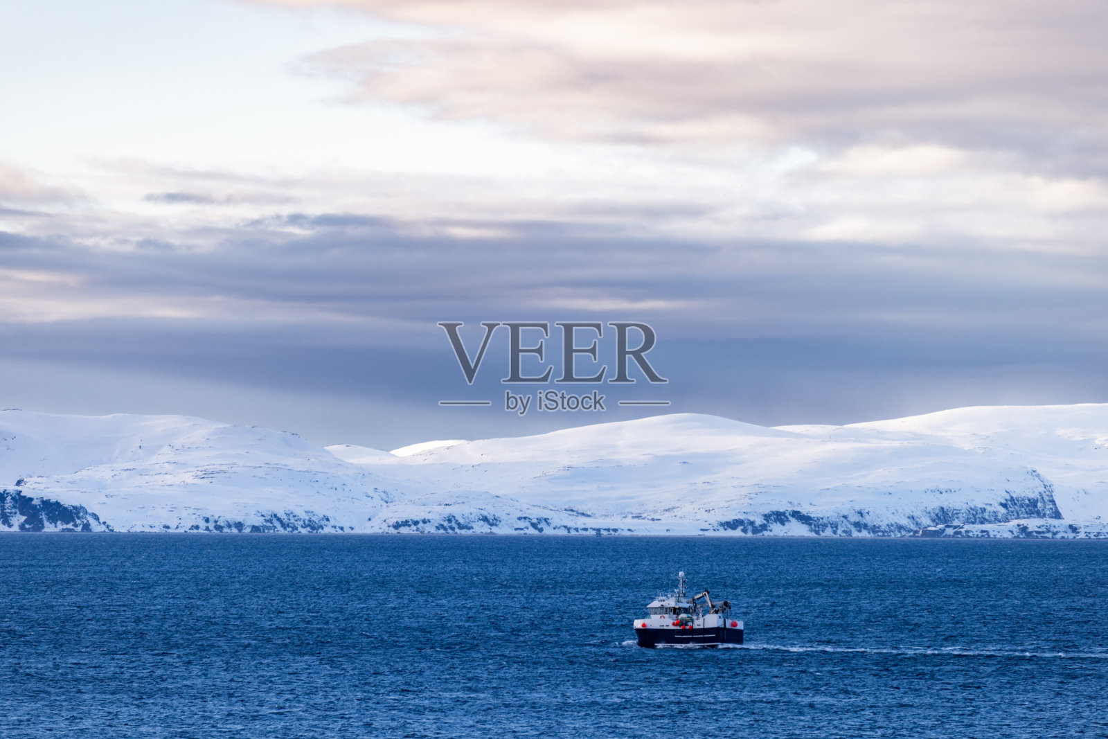 北极圈的冬季景观。照片摄影图片