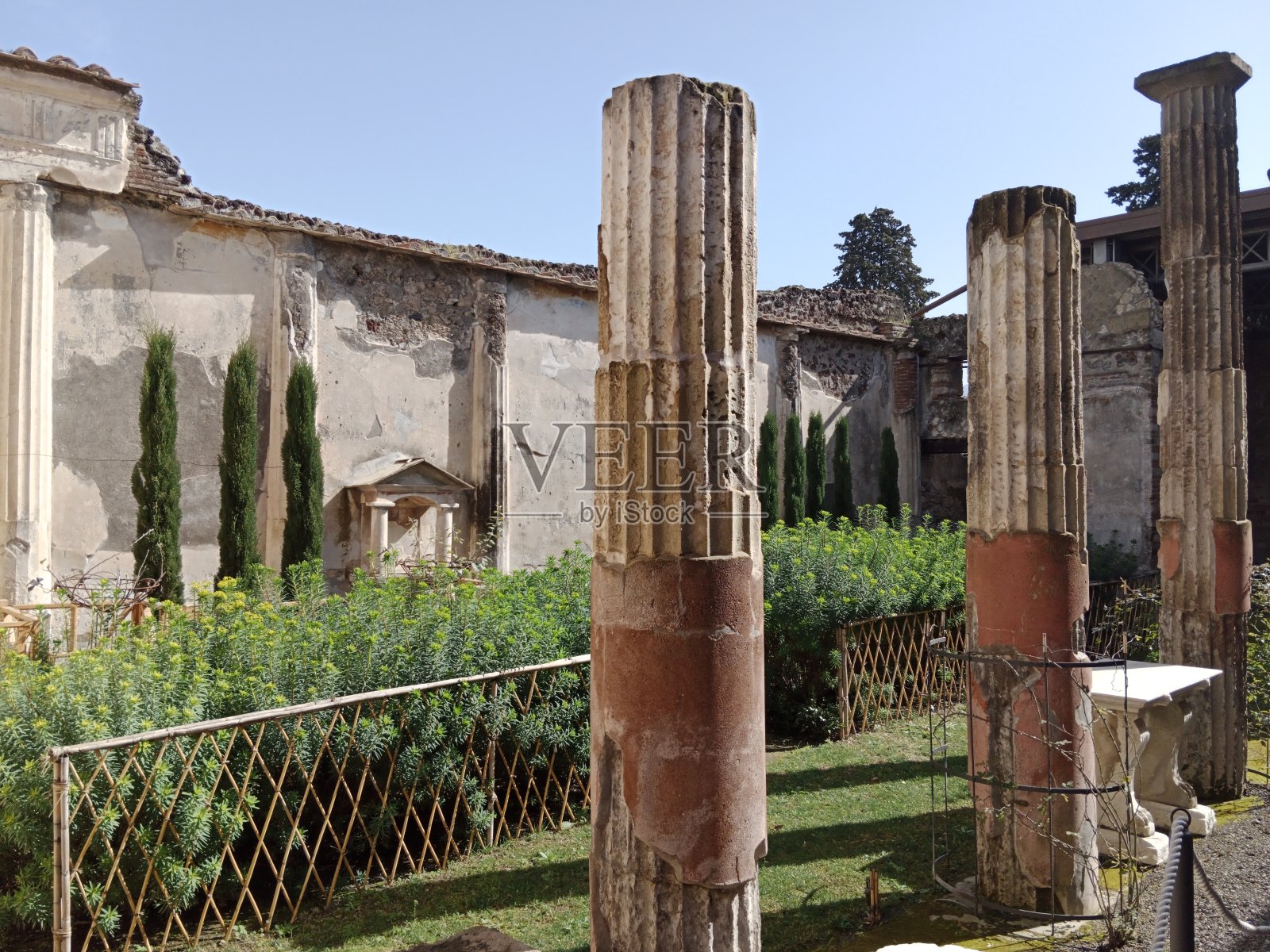 庞贝坐落在臭名昭著的维苏威火山附近，是一座古罗马城市，因公元79年的灾难性喷发而被时间冻结。照片摄影图片