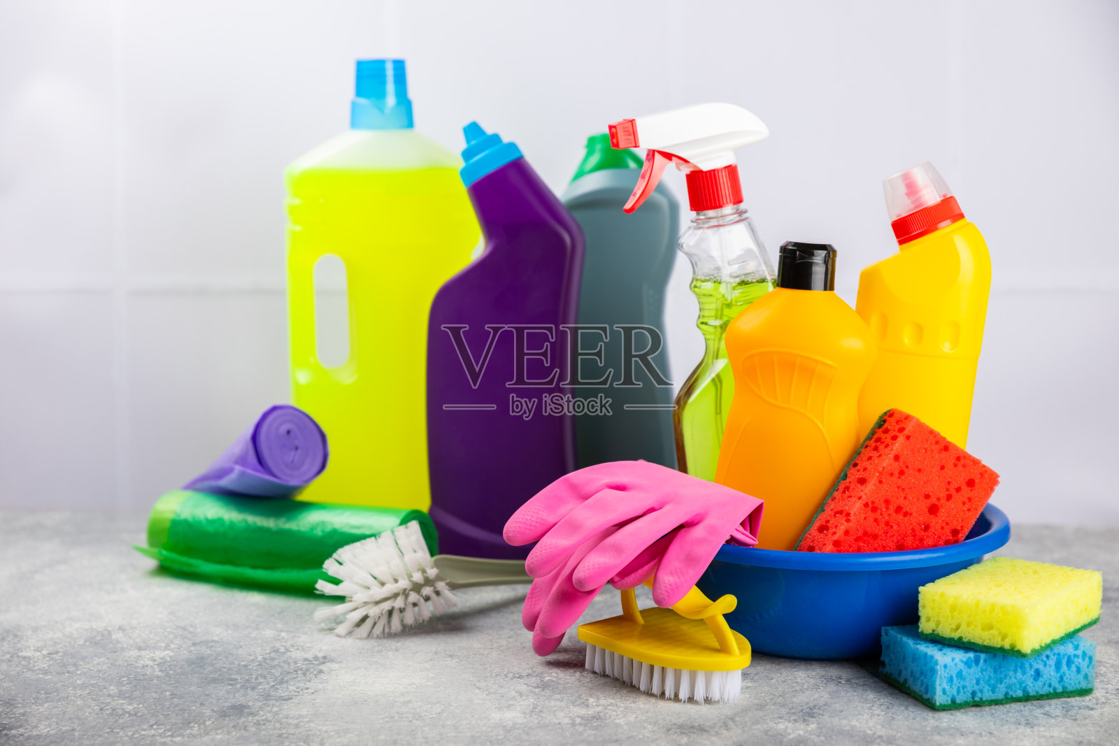 清洁服务理念。家庭清洁产品在明亮的背景。装有家用化学品的桶。家庭或办公室清洁用品。早春定期大扫除。本空间照片摄影图片