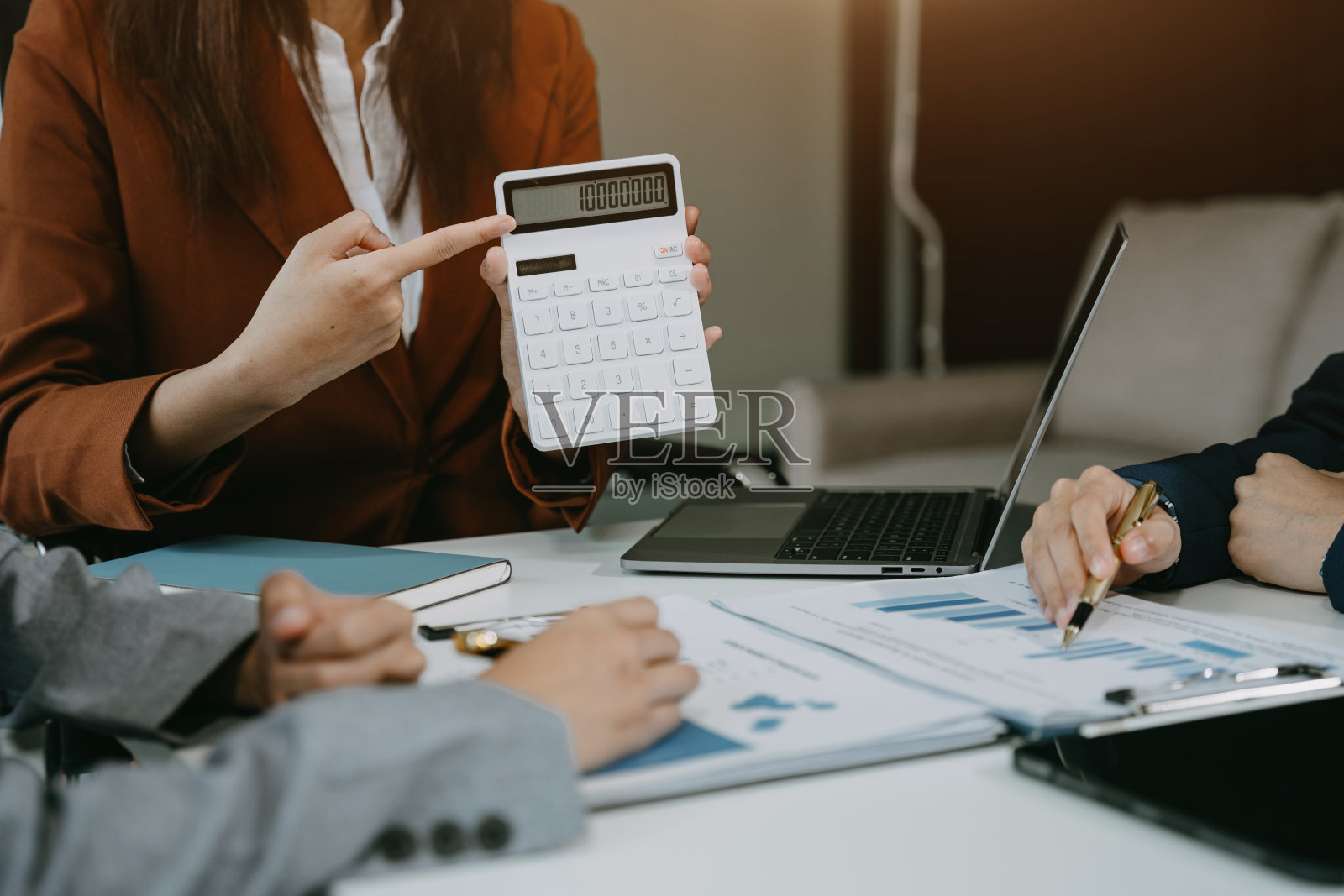 商业团队新的专业投资人与财务经理开项目会，早上在办公室设计电脑、平板电脑、数码产品。照片摄影图片