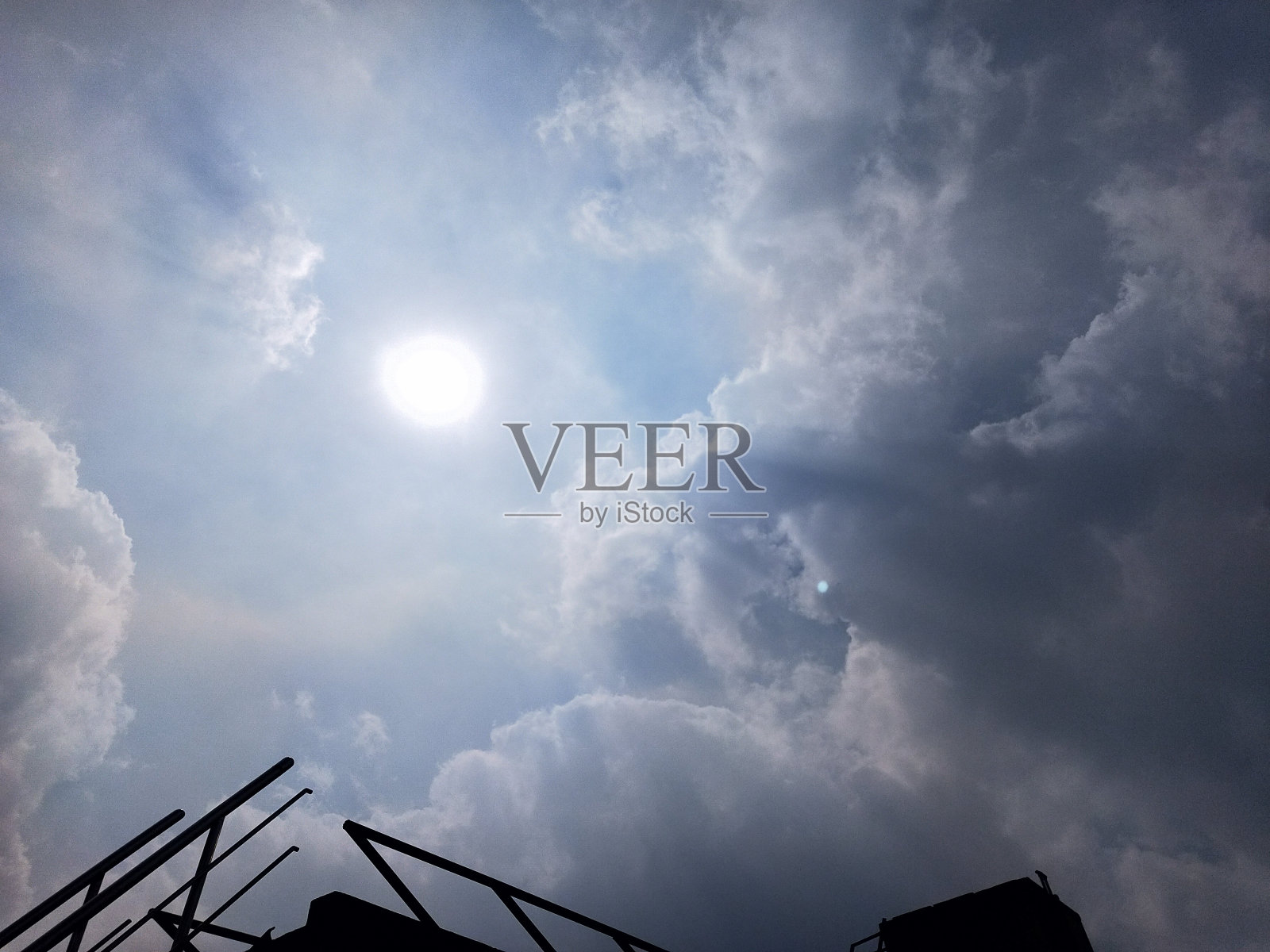 清晨天空中可见的天光照片摄影图片