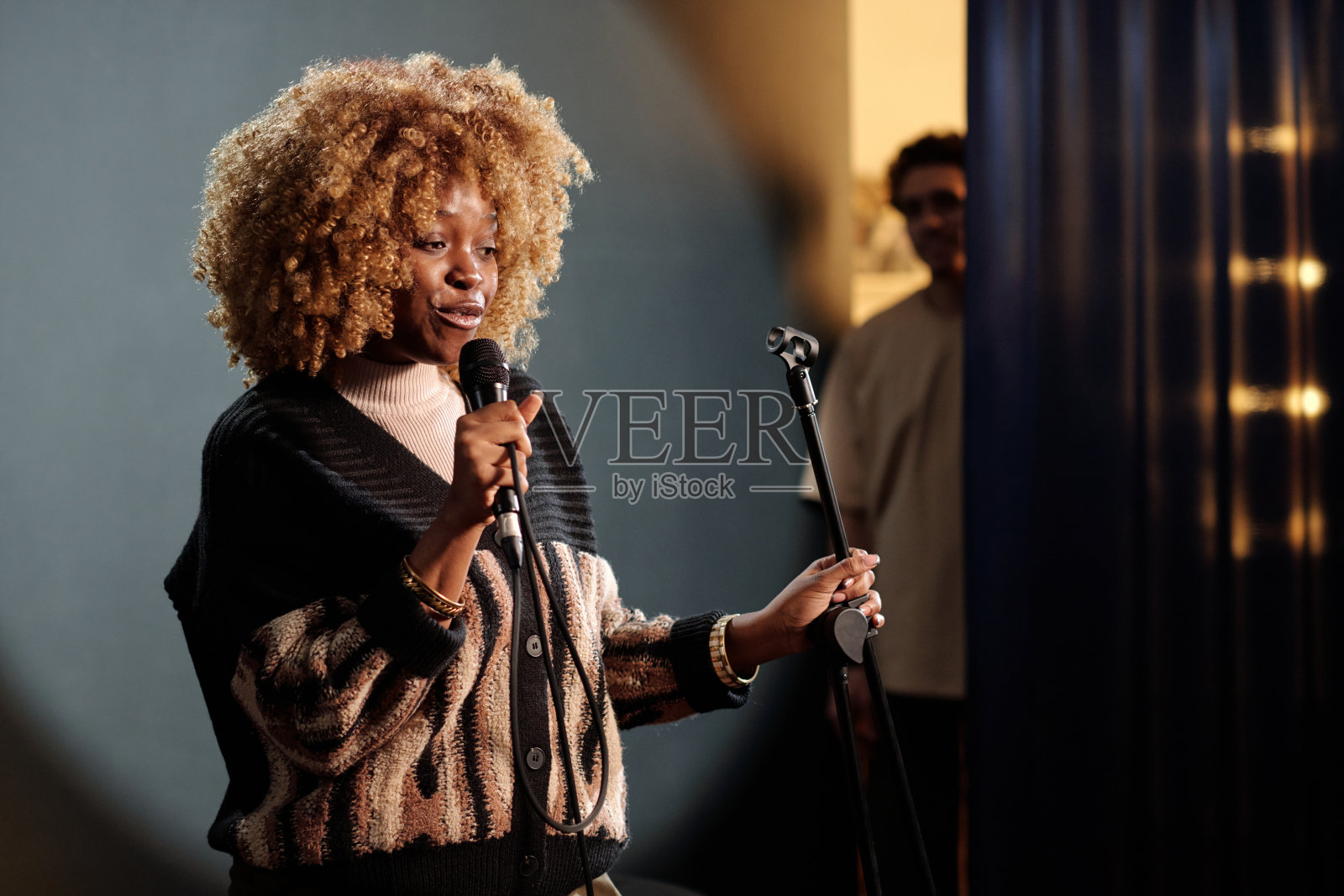 年轻的女主持人或喜剧演员照片摄影图片