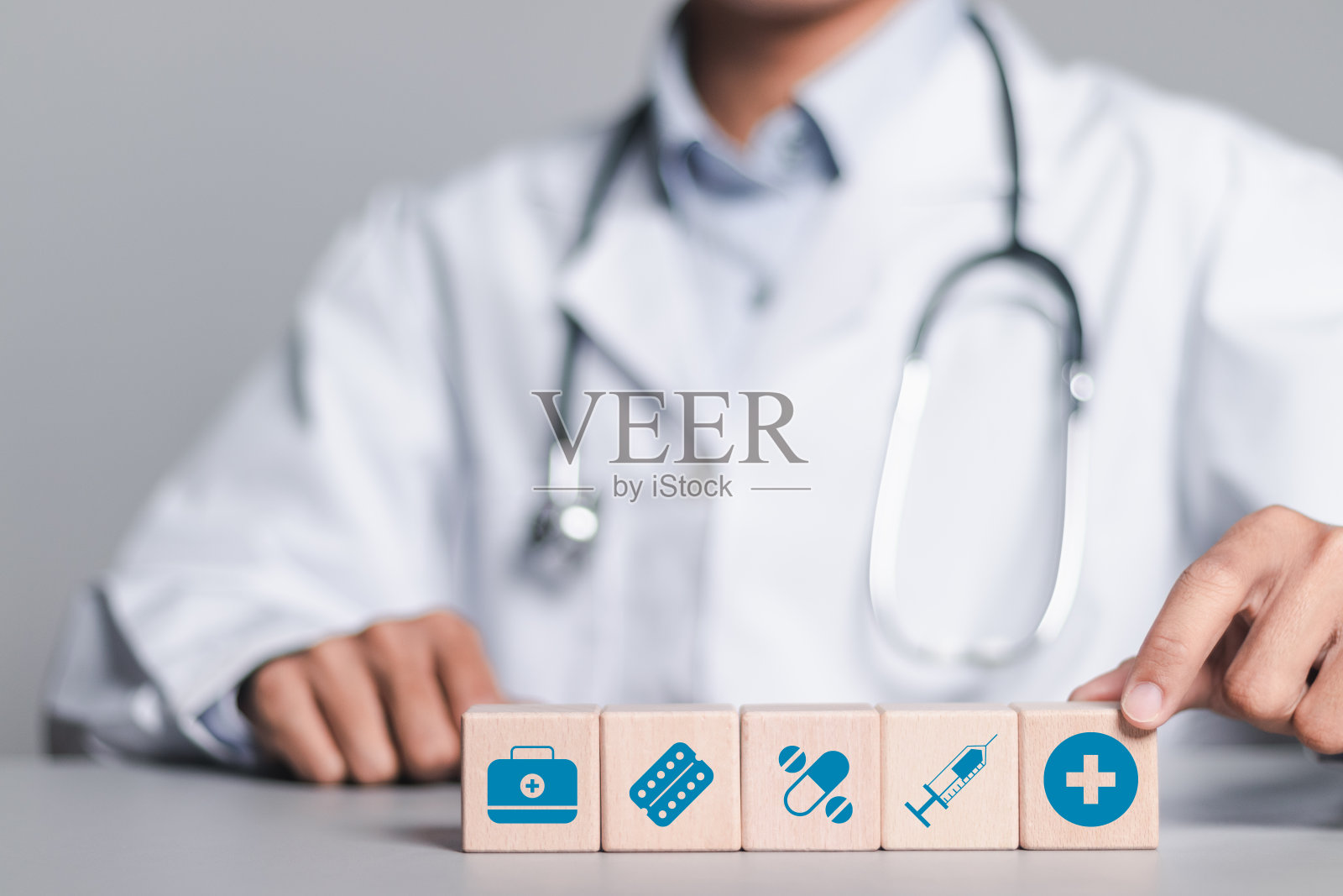 健康保险概念，医生堆叠带有医疗图标的木制立方体，用于医疗保健和医疗。保健和获得福利保健。照片摄影图片