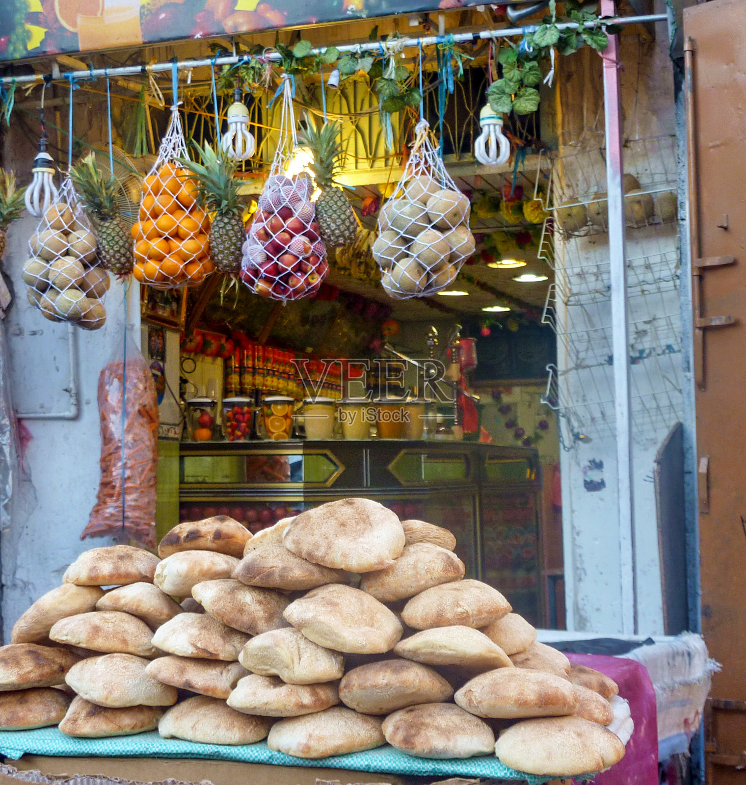 街头市场的传统面包和食物照片摄影图片