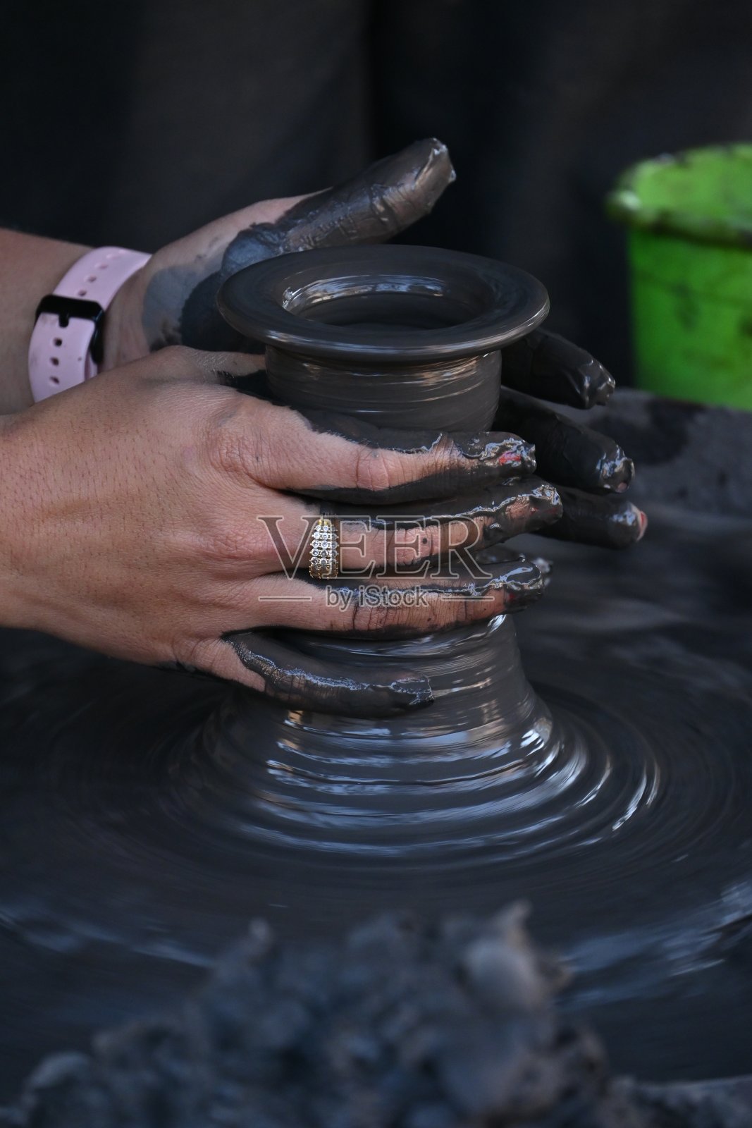 在尼泊尔巴克塔普尔的陶艺广场，两只手在陶艺作坊里塑造粘土的特写照片摄影图片