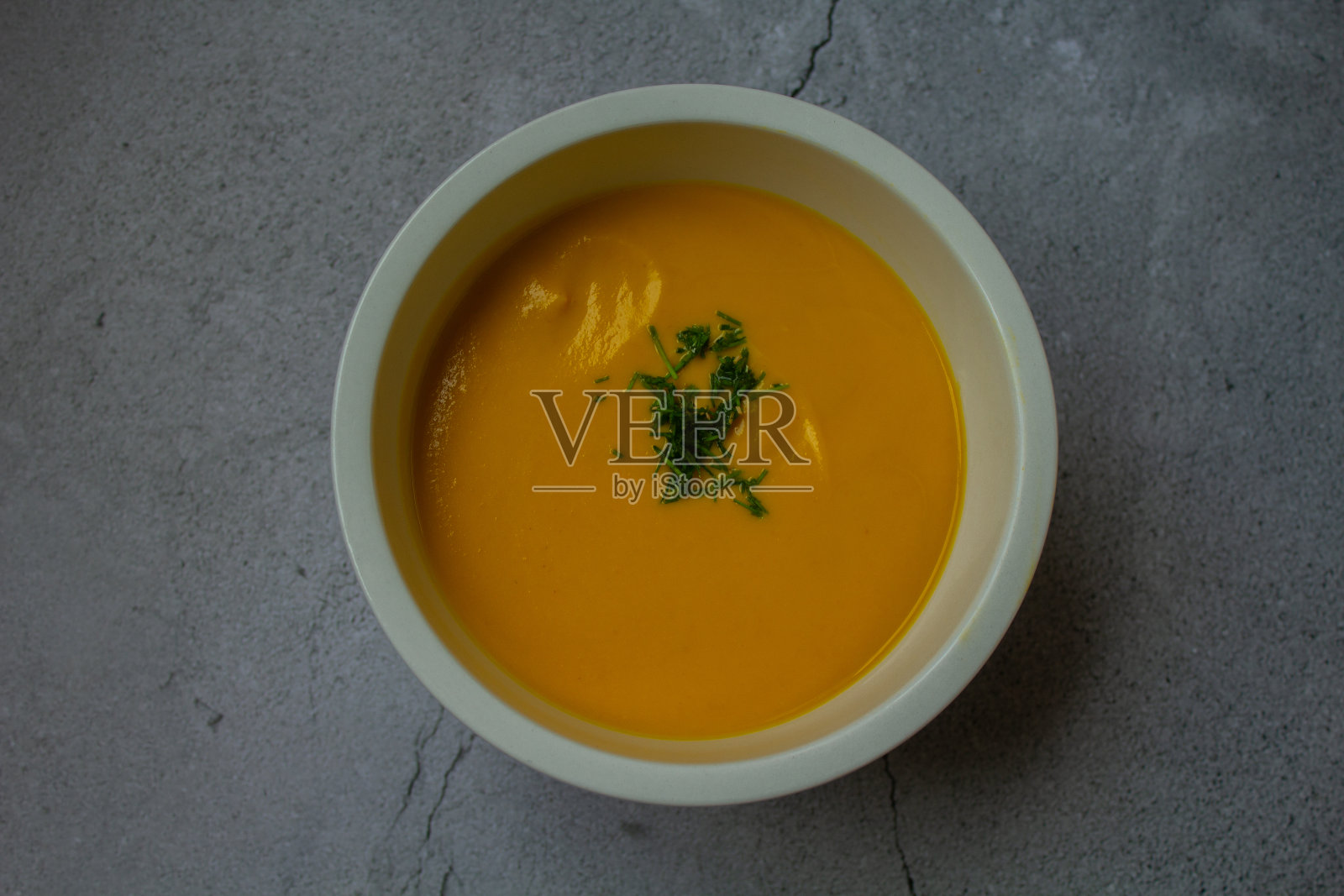 一大碗自制的胡萝卜奶油照片摄影图片