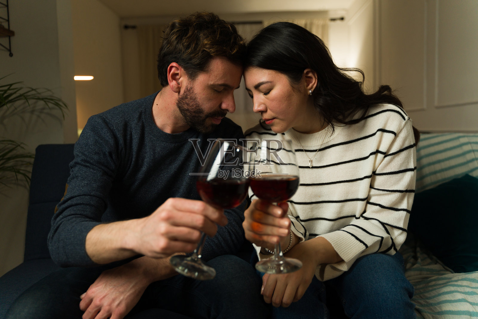 浪漫的情侣在家里喝酒放松照片摄影图片