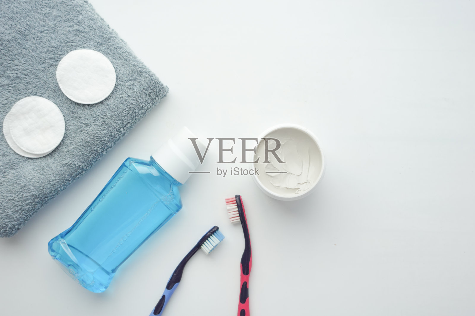 白色背景的漱口水和牙刷俯视图照片摄影图片