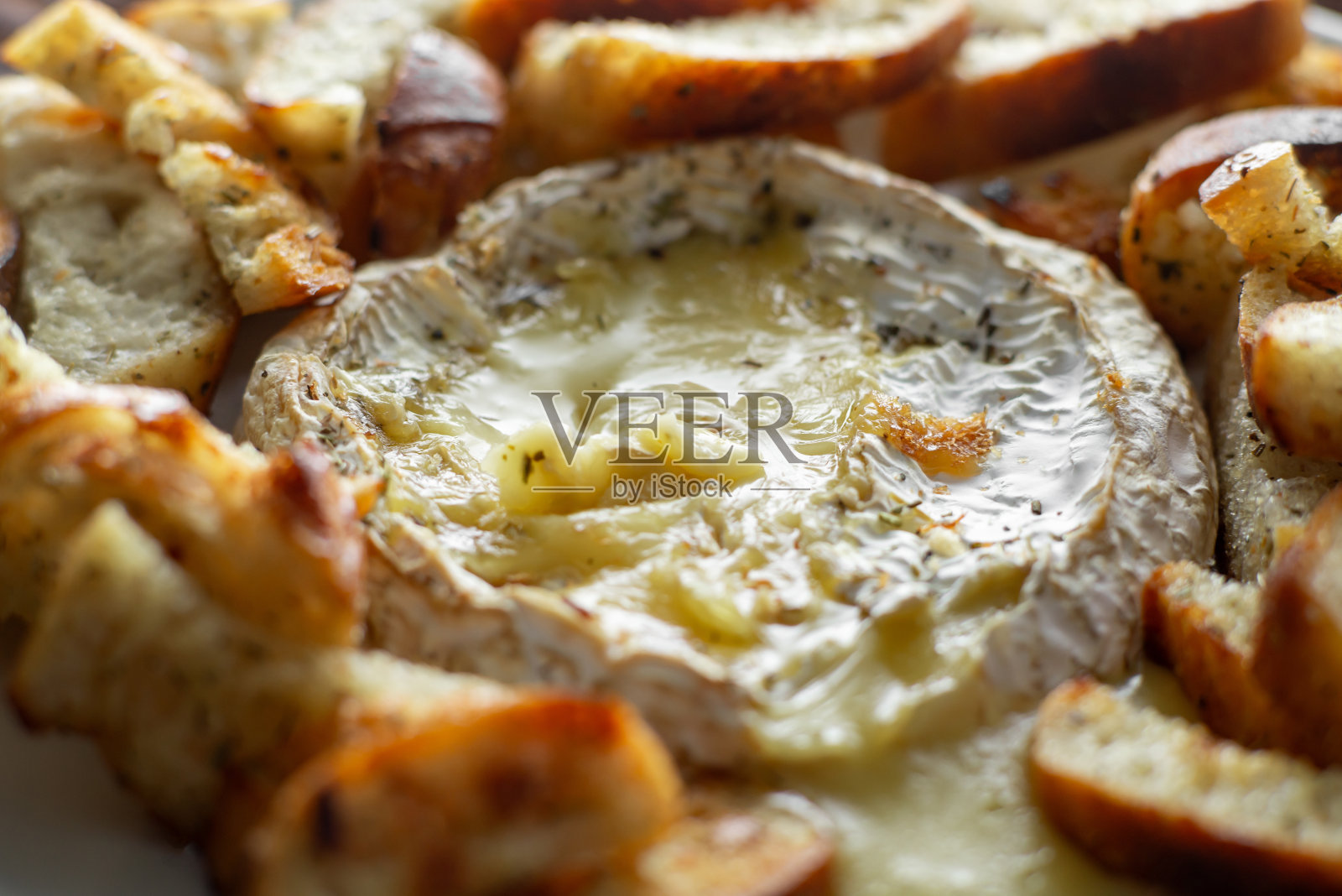 奶酪球周围是面包和其他食物照片摄影图片