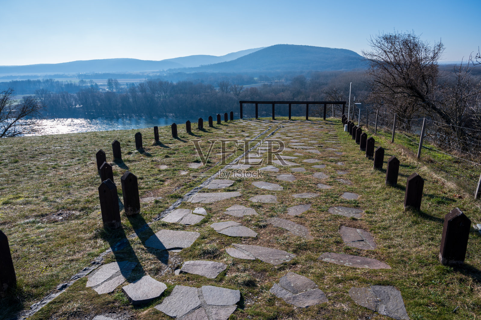 可以看到河谷和河流的石头小径。秋天。照片摄影图片