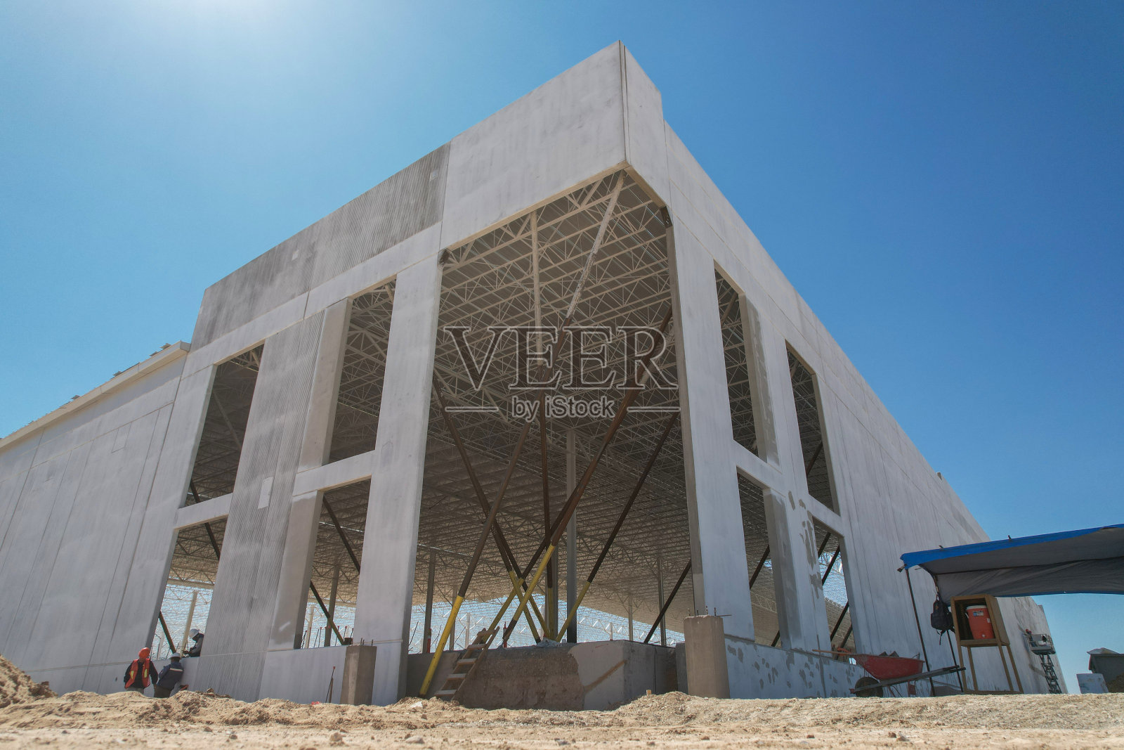 正在进行的建筑工程的正面视图。仓库由预制混凝土墙制成。照片摄影图片