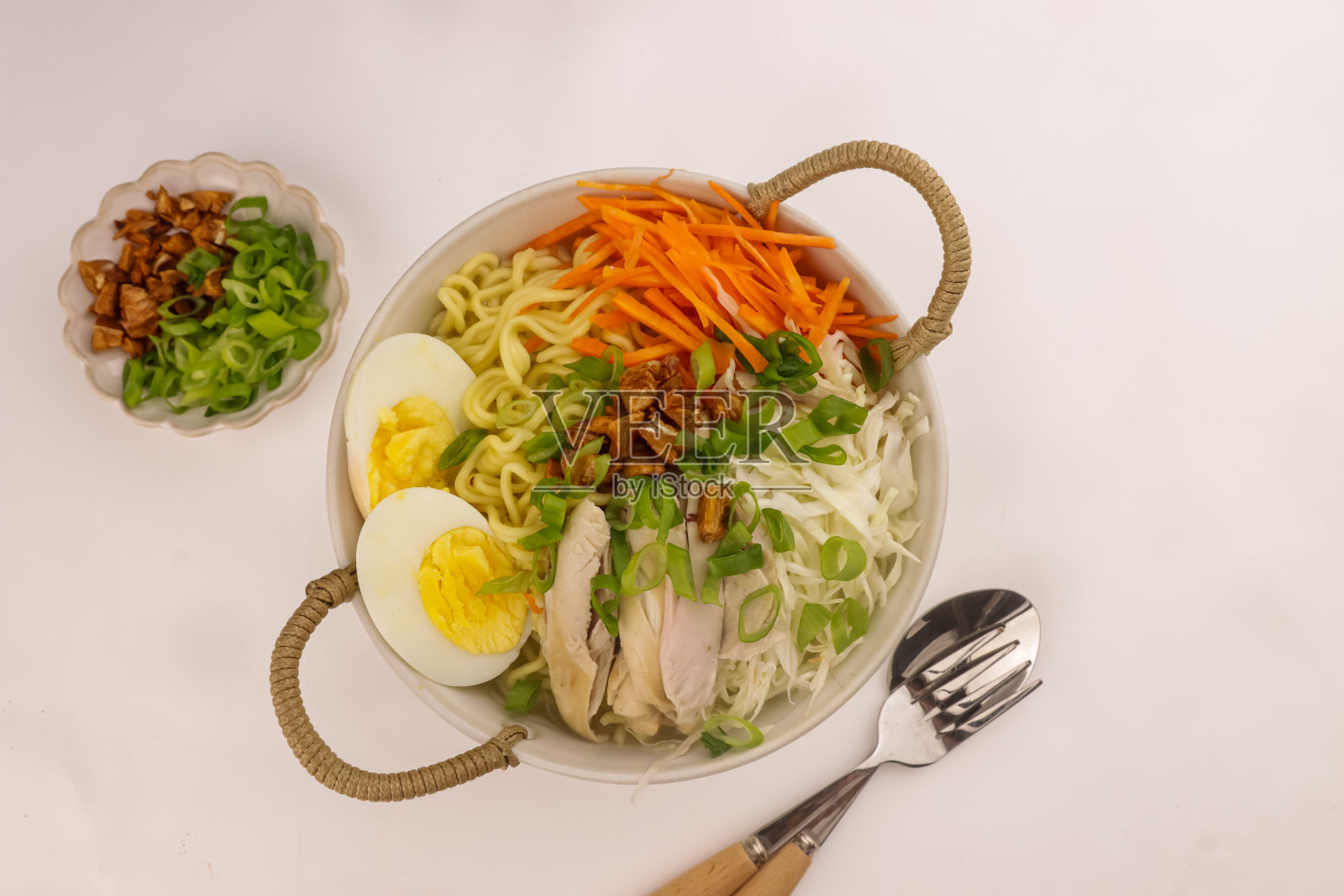 Chicken Mami是菲律宾鸡肉面汤。照片摄影图片