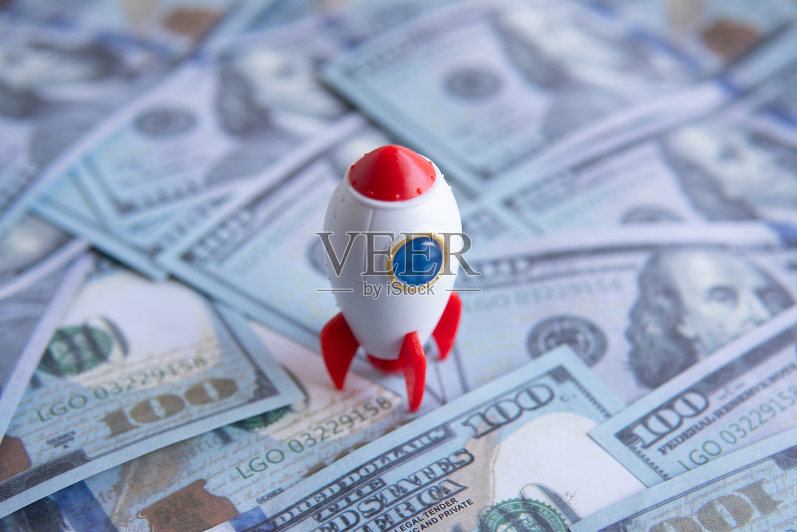 火箭飞船和钱的特写。照片摄影图片