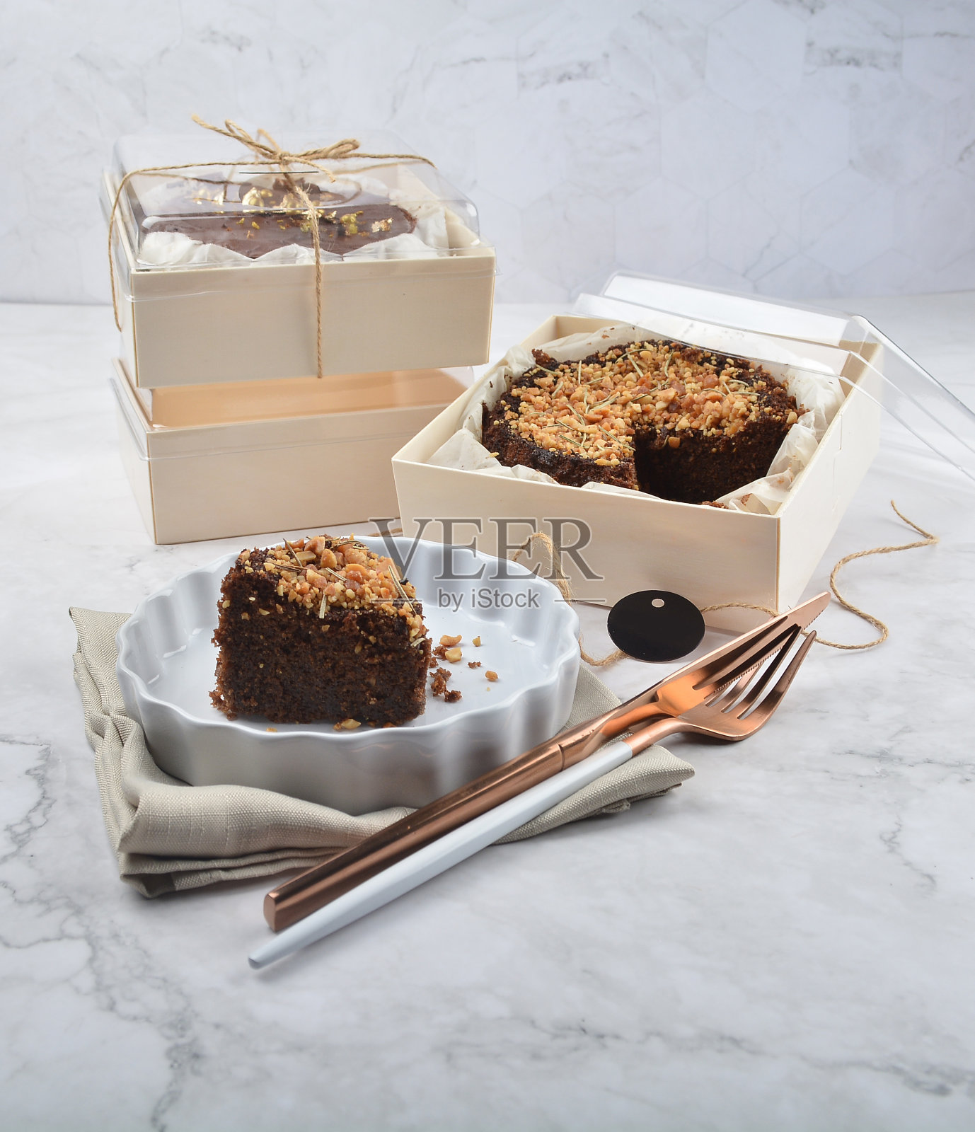 优质新鲜烘焙黑可可巧克力布朗尼金花和伯爵灰花生圆形生日蛋糕核桃木便当盒白色大理石清真食品甜品菜单糕点咖啡馆照片摄影图片