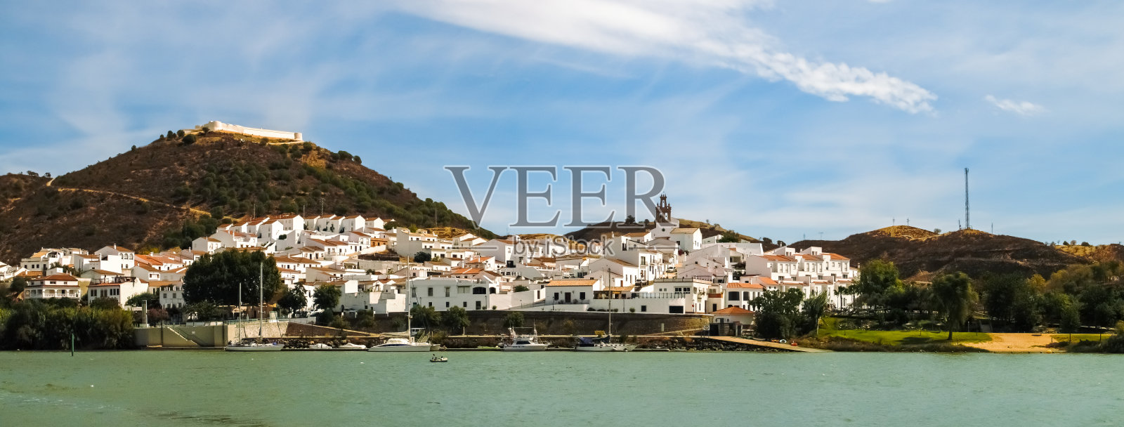 位于西班牙韦尔瓦瓜迪亚纳河畔的瓜迪亚纳小镇Sanlúcar。照片摄影图片