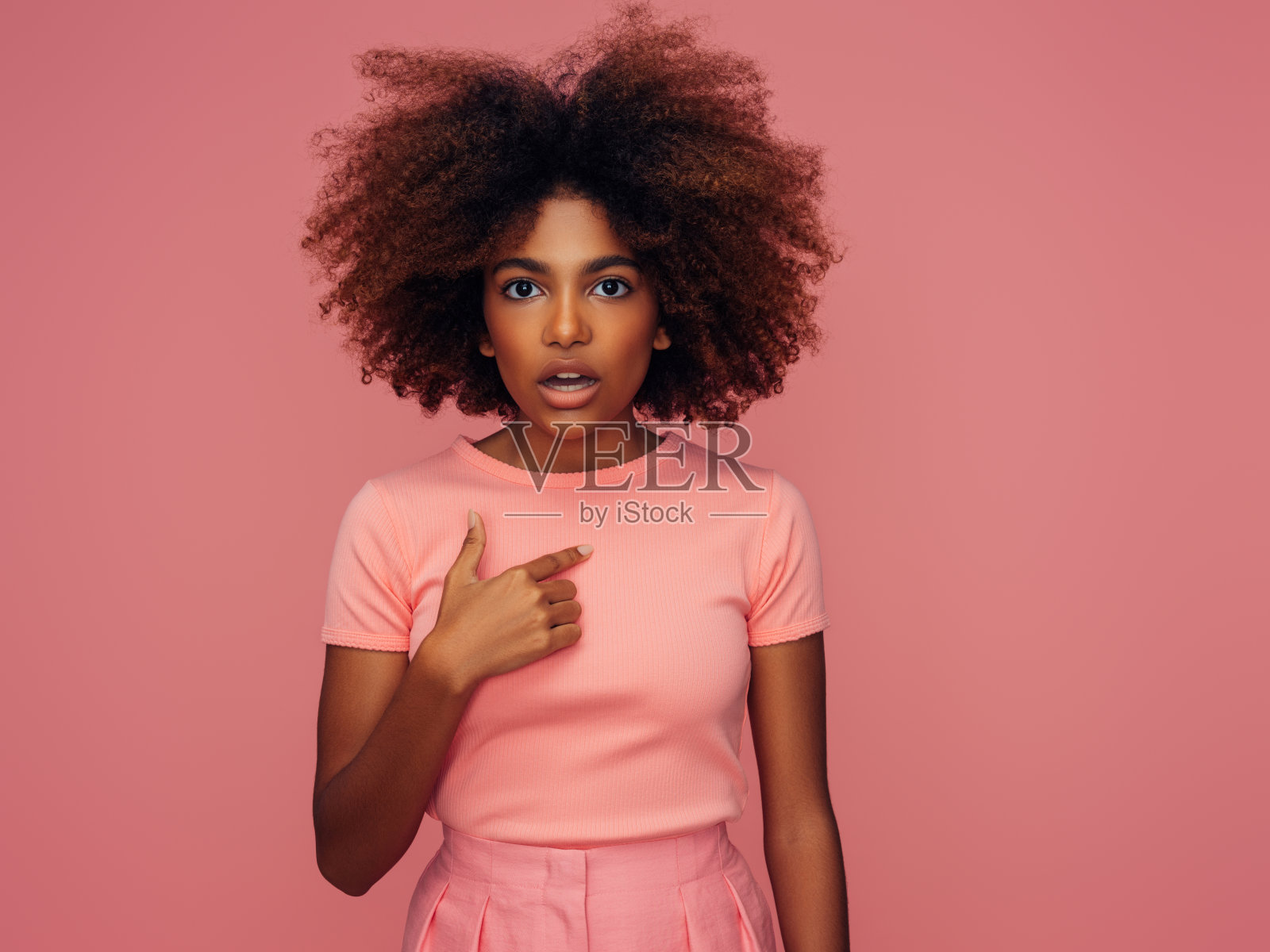 拥有积极情绪的快乐卷发女孩照片摄影图片