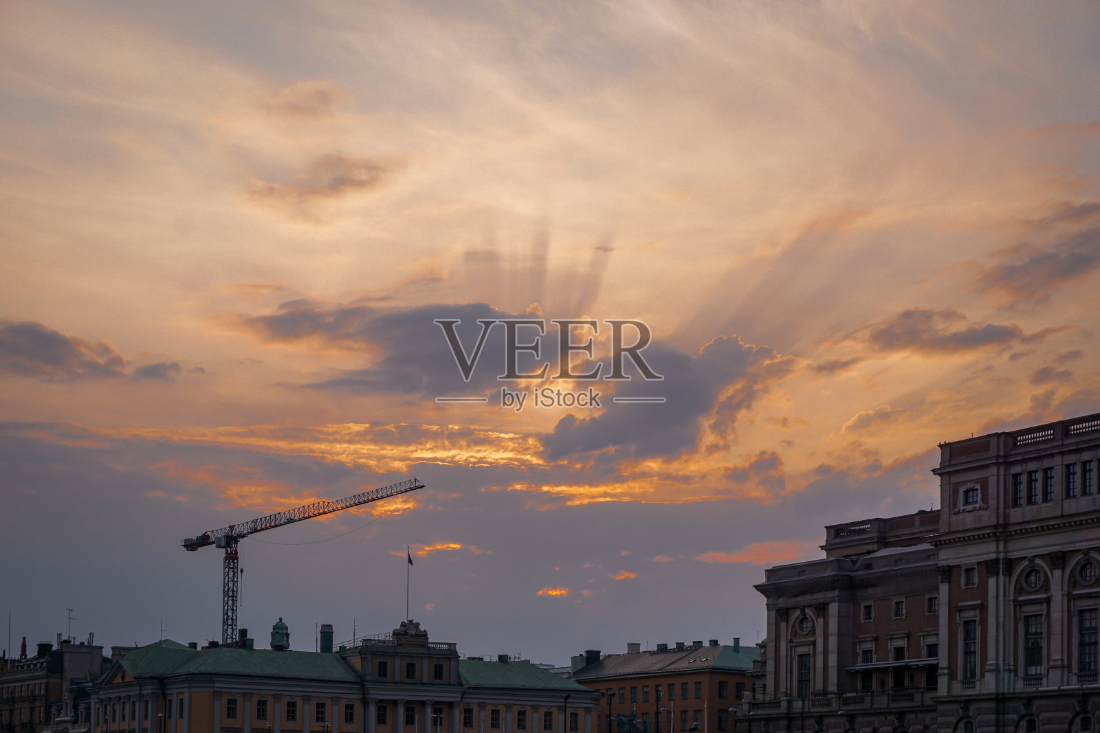 日落时建筑起重机对着天空的低角度视图照片摄影图片