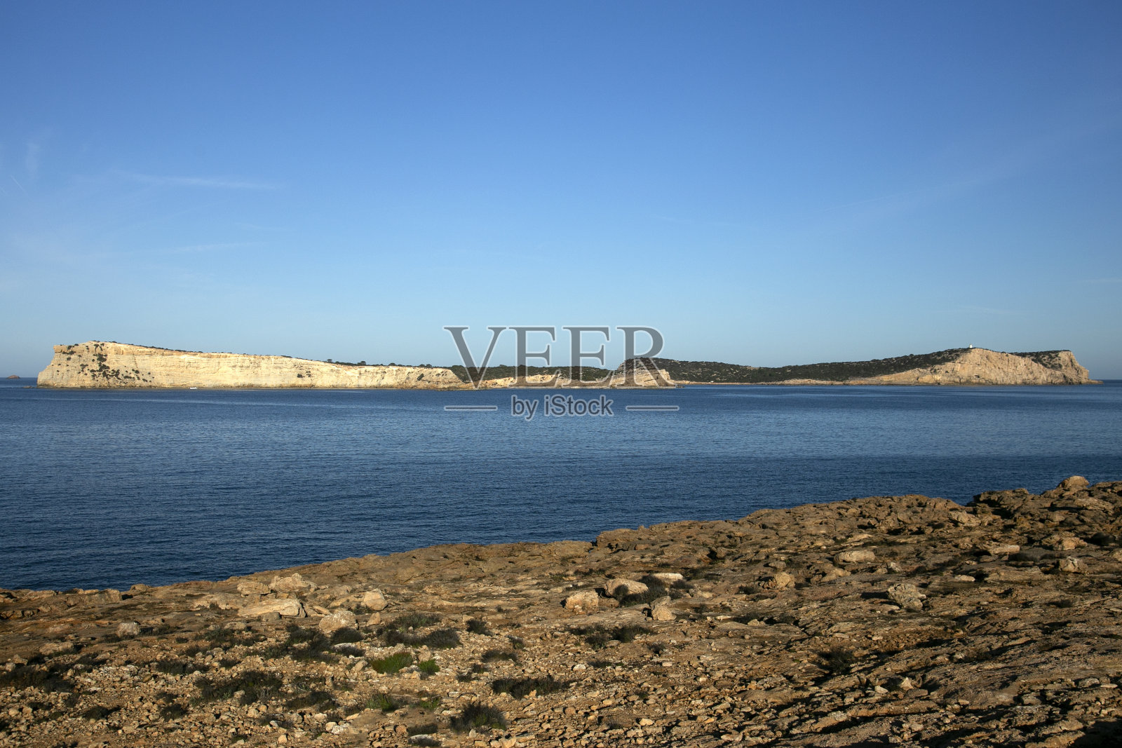 位于伊比沙岛卡拉孔德的小岛。照片摄影图片