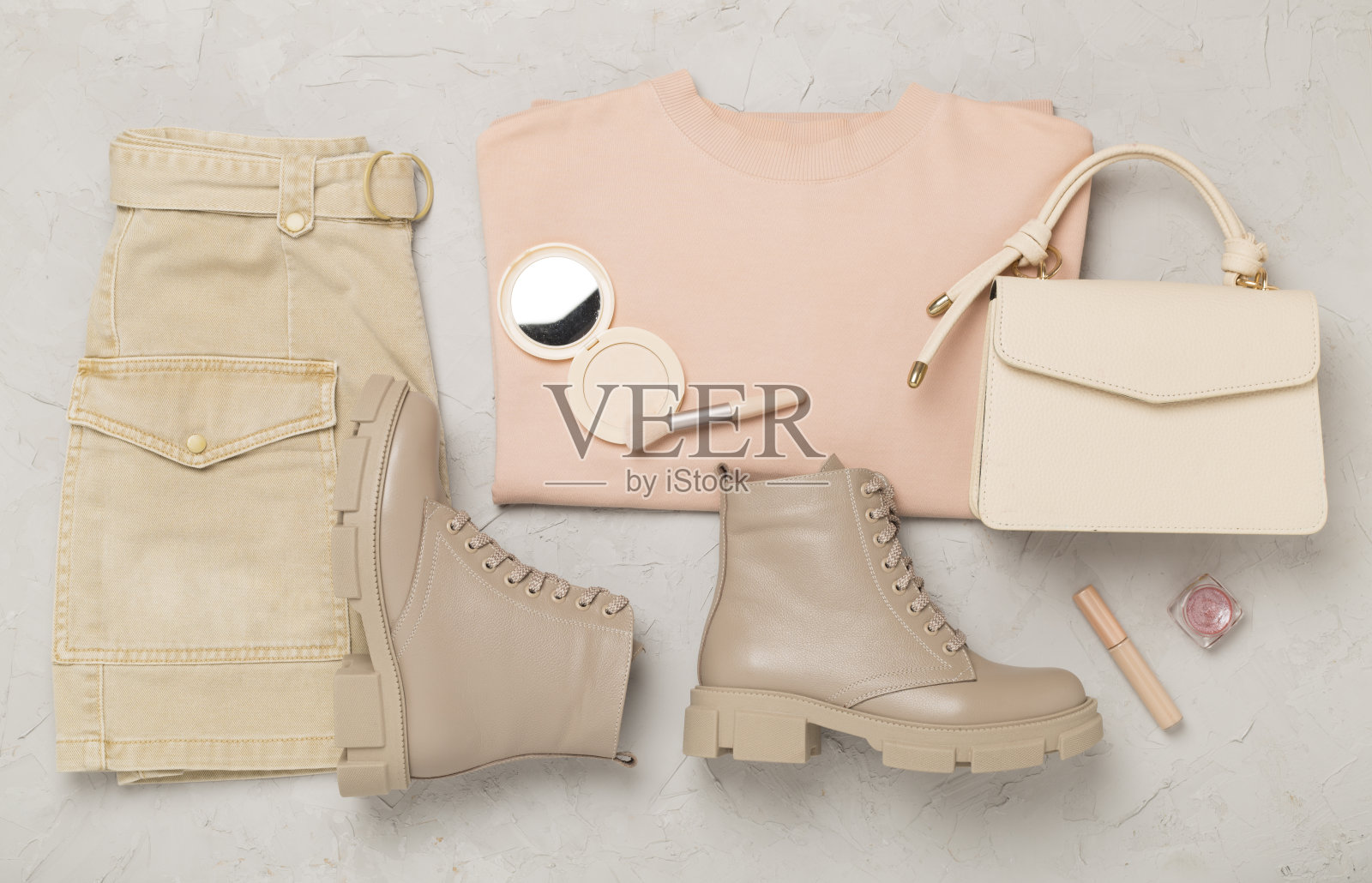 以新潮的春装平铺在混凝土背景上，俯视图照片摄影图片