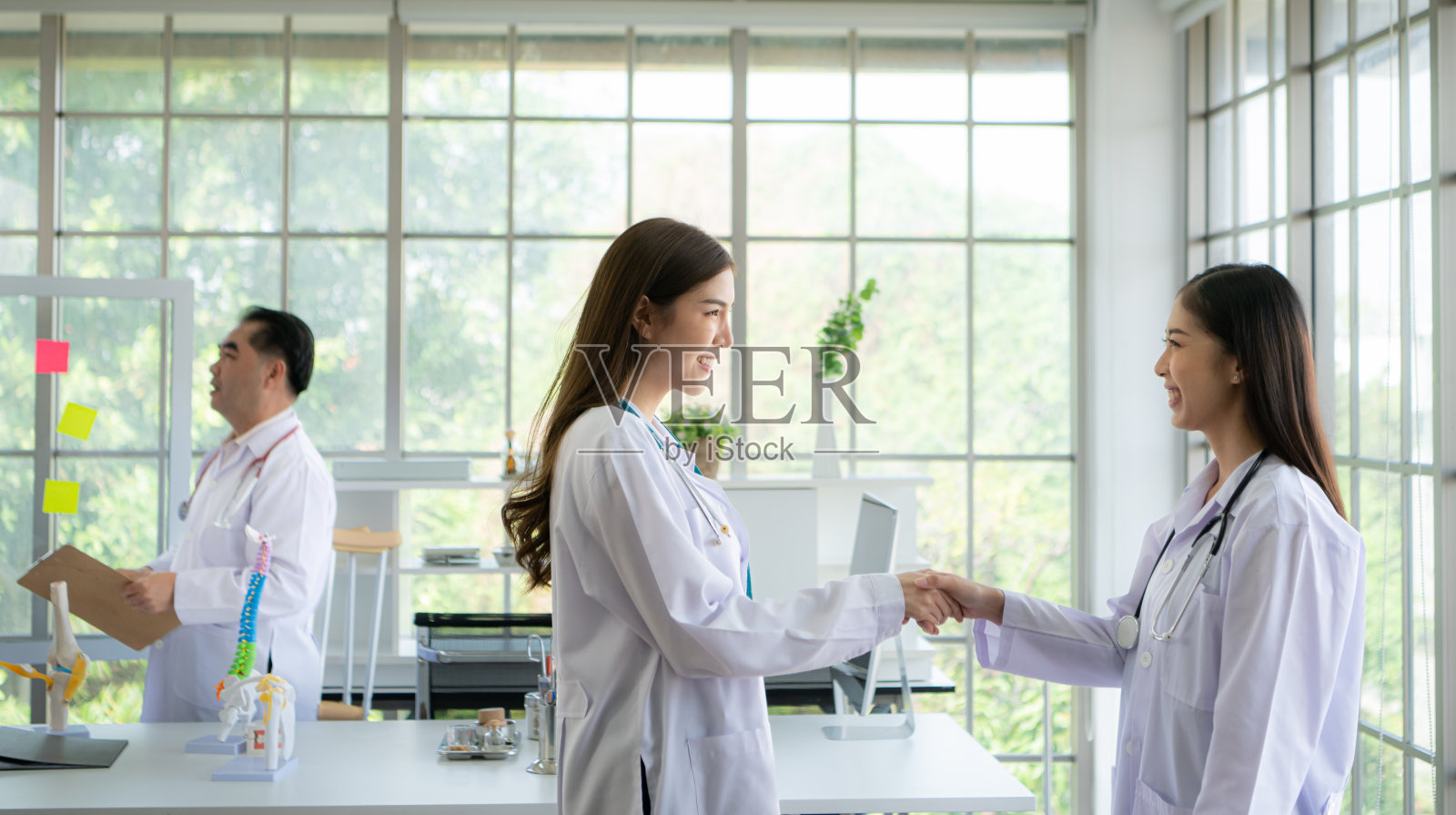 一组医生讨论了一个案例研究，涉及到一个医院病人的疾病治疗。照片摄影图片