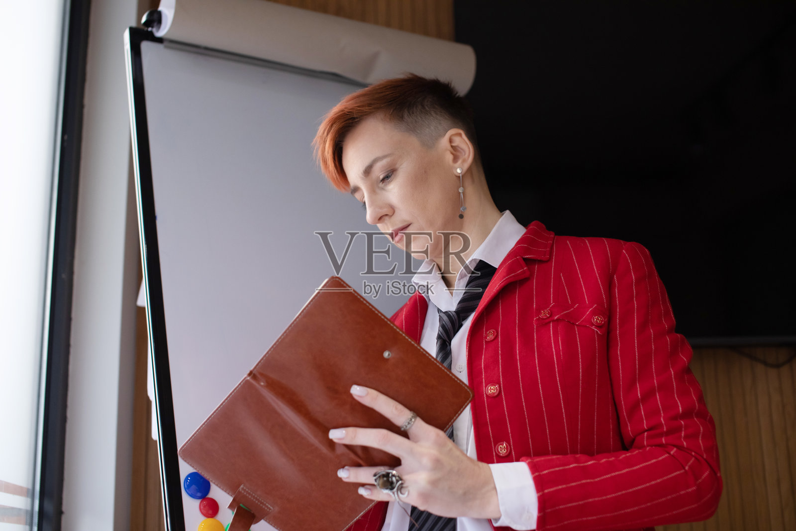 女商人在明亮的办公室里写日记，在家自由工作。照片摄影图片