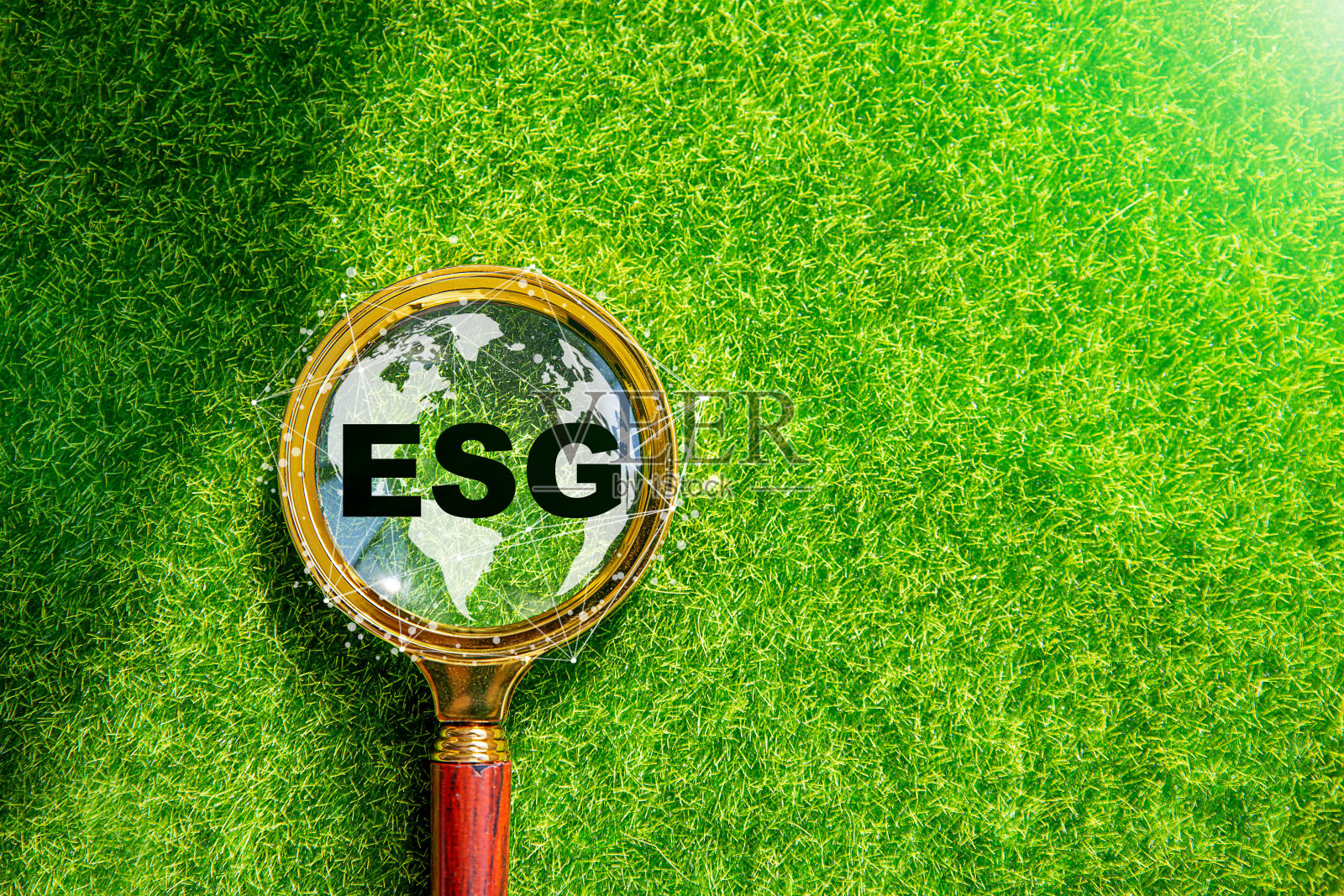 环境、社会和治理。在放大镜玻璃与绿色背景。照片摄影图片
