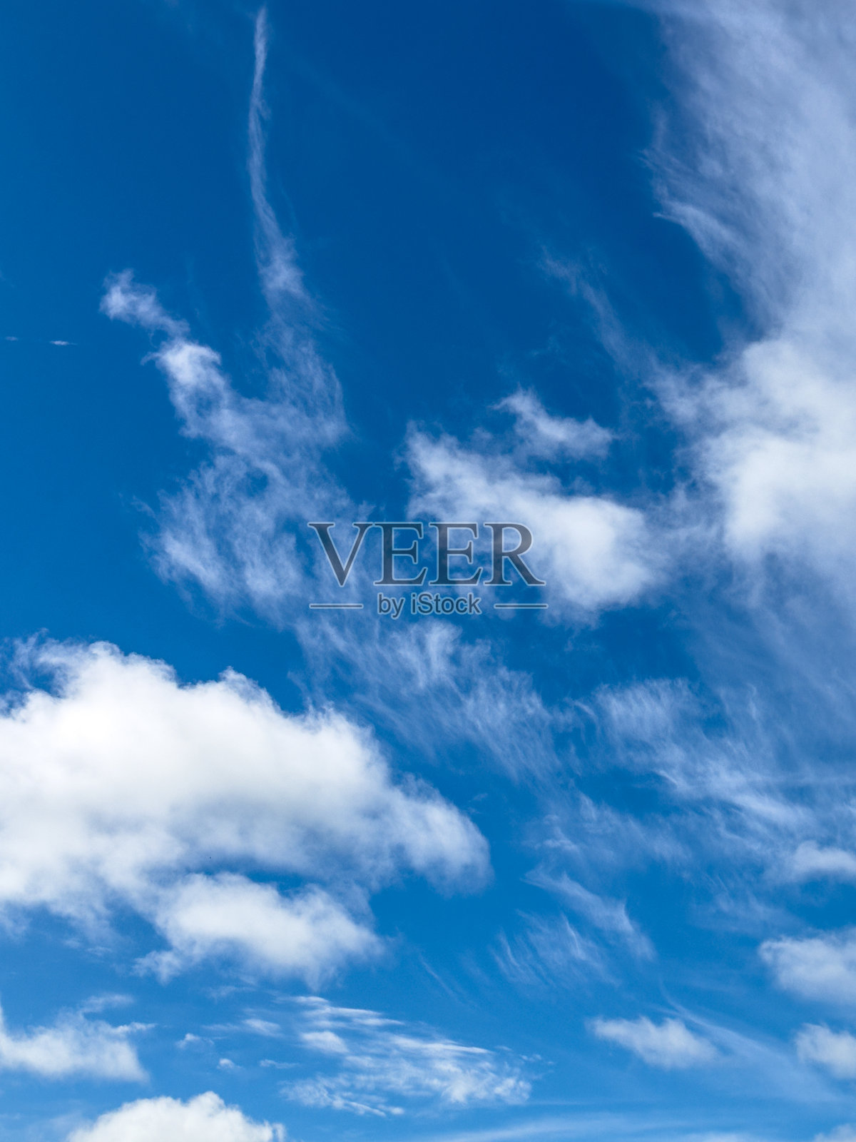 蓝天白云-彩色肖像格式照片摄影图片