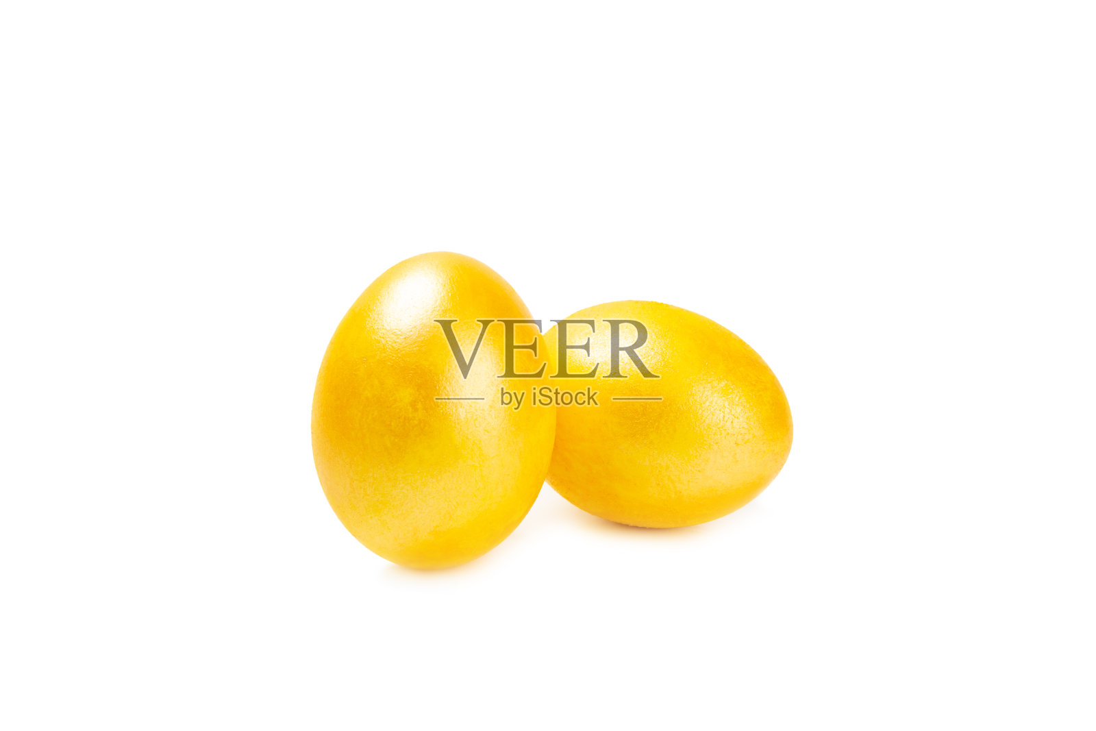 复活节彩蛋被隔离在白色背景上。复活节假期的概念。手工制作的彩色闪亮的复活节彩蛋。珍珠蛋的母亲。照片摄影图片