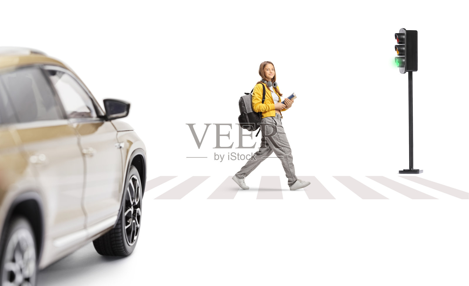 在人行横道上背着背包的女学生照片摄影图片