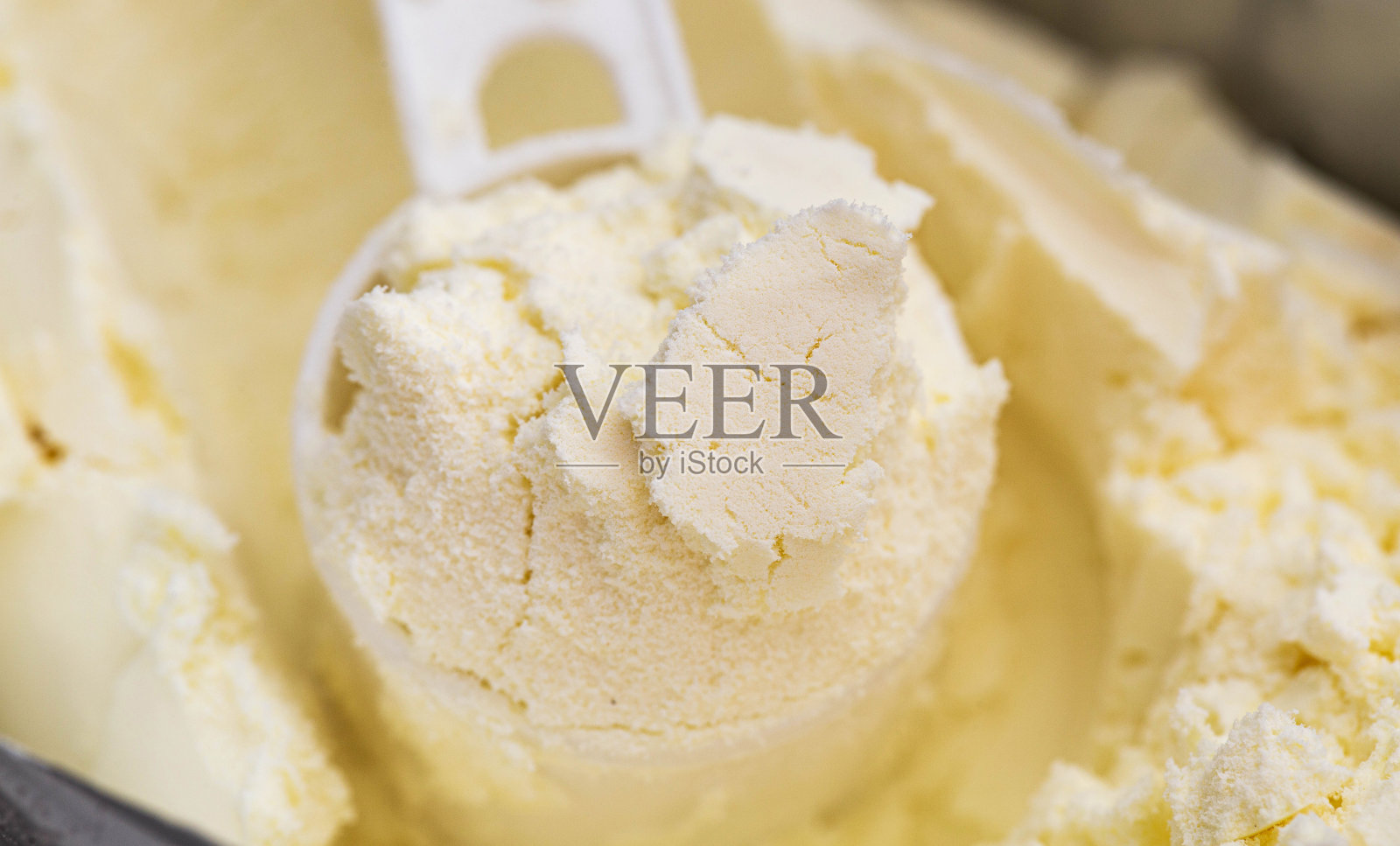 用于准备牛奶的袋装干婴儿食品中的量勺(特写)照片摄影图片