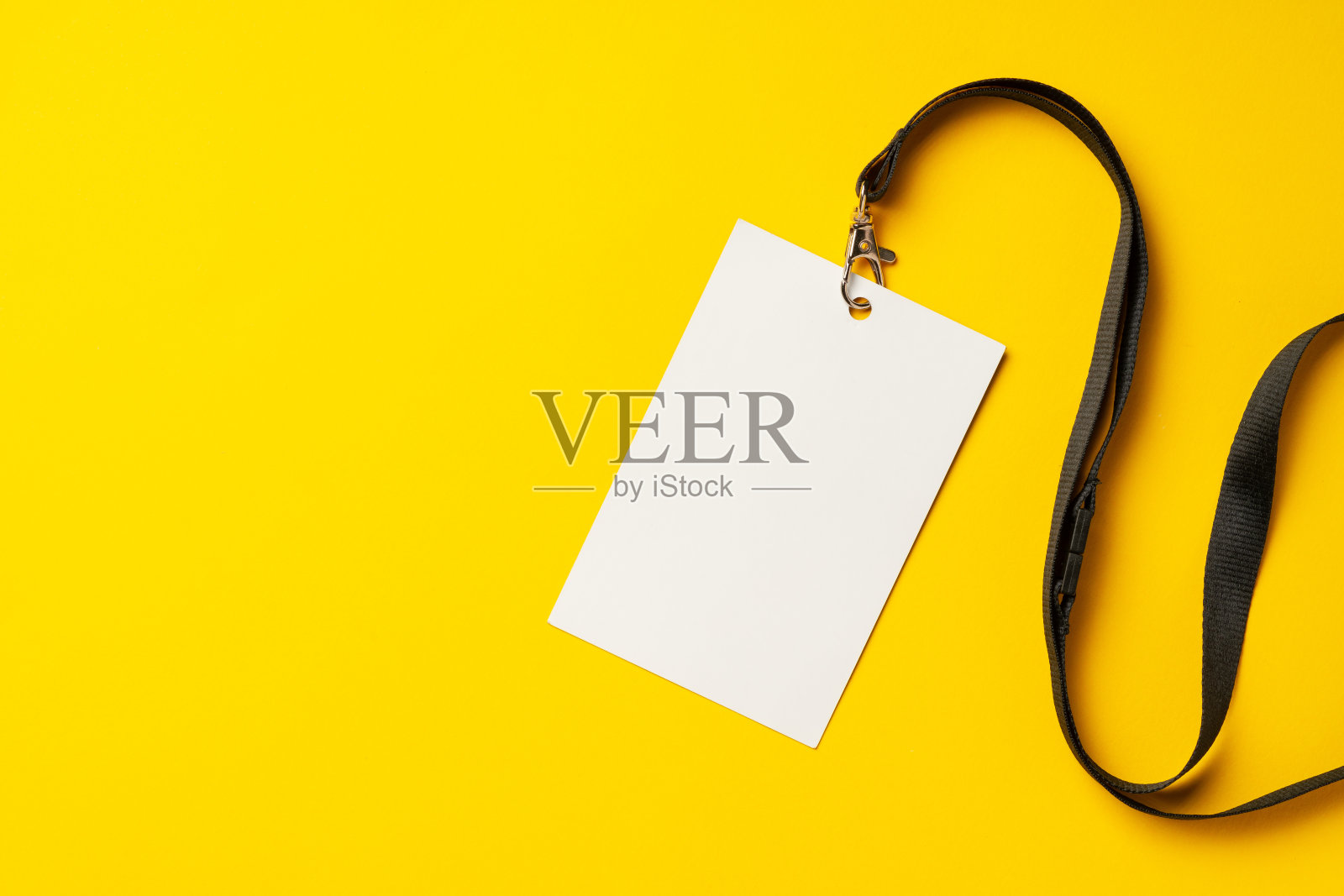 黄色背景复制空间上字符串上的空白名称标签照片摄影图片