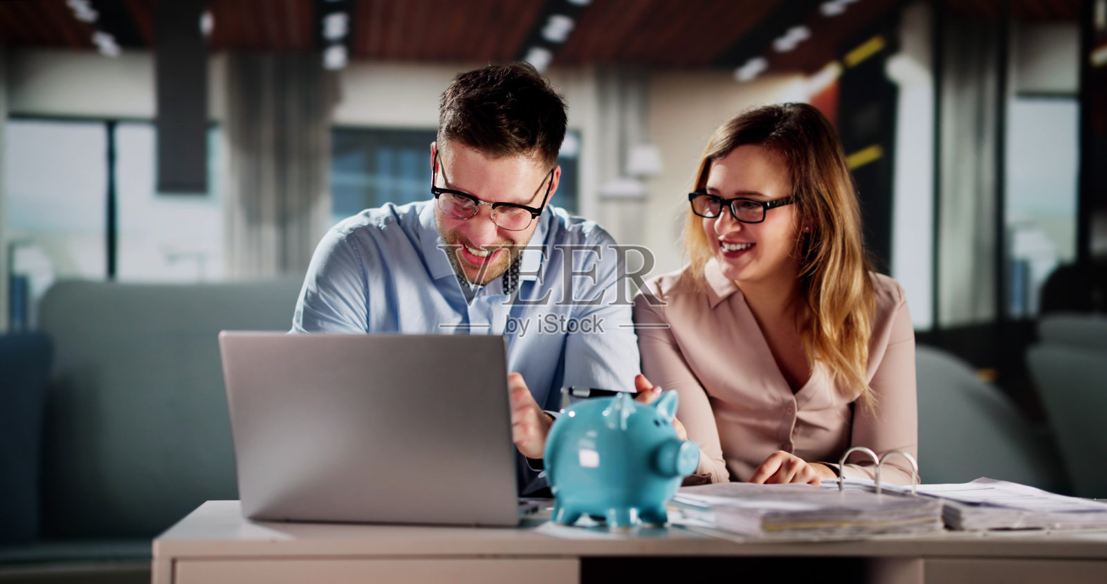 幸福夫妇做退休理财计划照片摄影图片