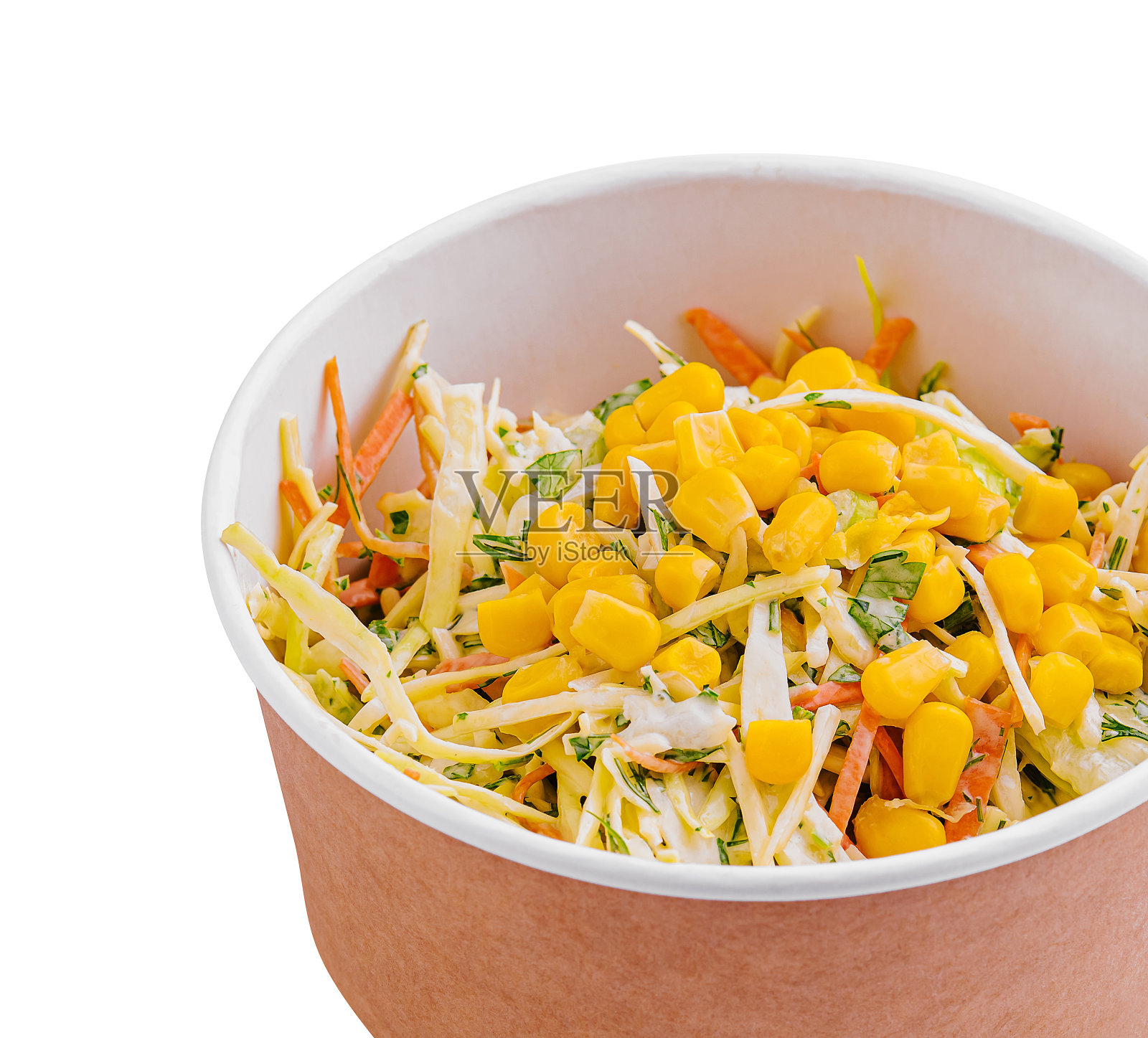 卷心菜，胡萝卜和玉米沙拉在蛋黄酱在纸板午餐盒照片摄影图片