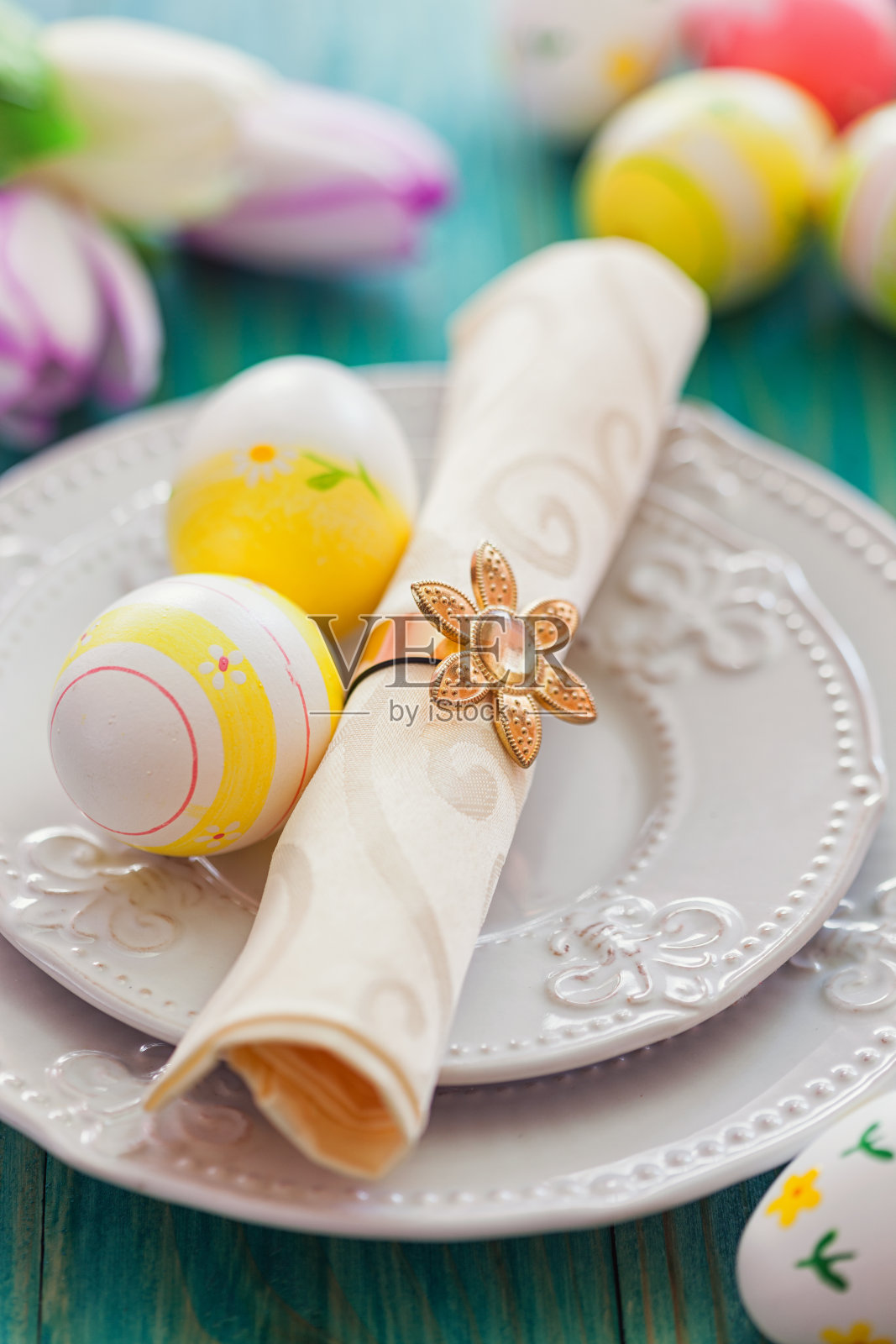桌子是为庆祝复活节而摆的照片摄影图片