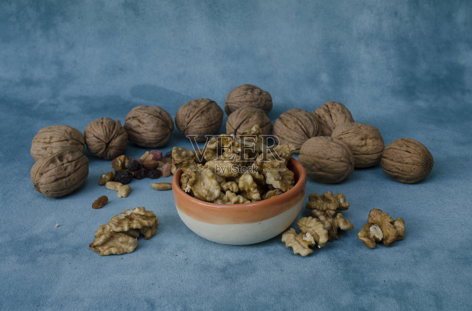 核桃，带壳的核桃放在陶瓷容器里照片摄影图片