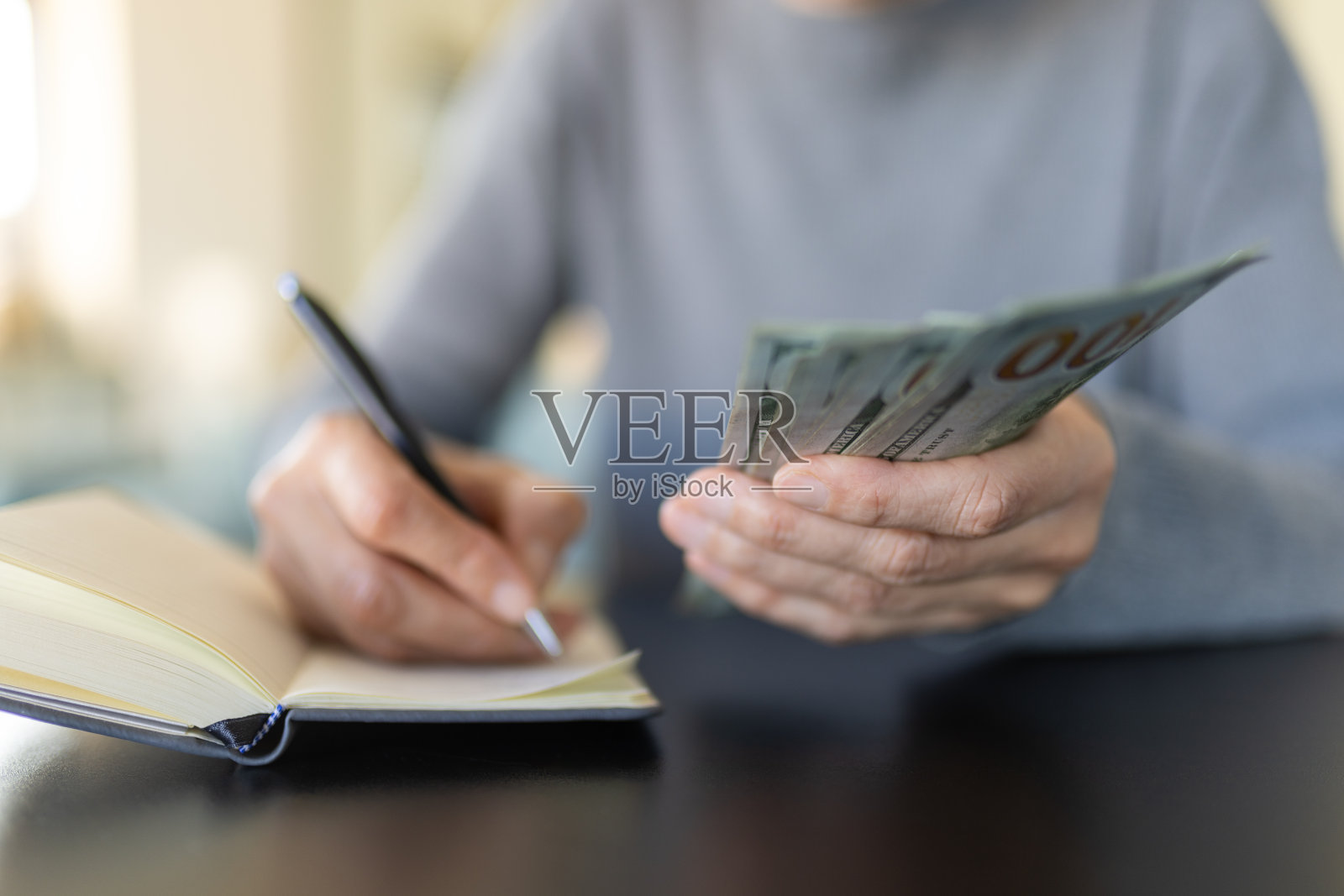 数钞票的女人照片摄影图片