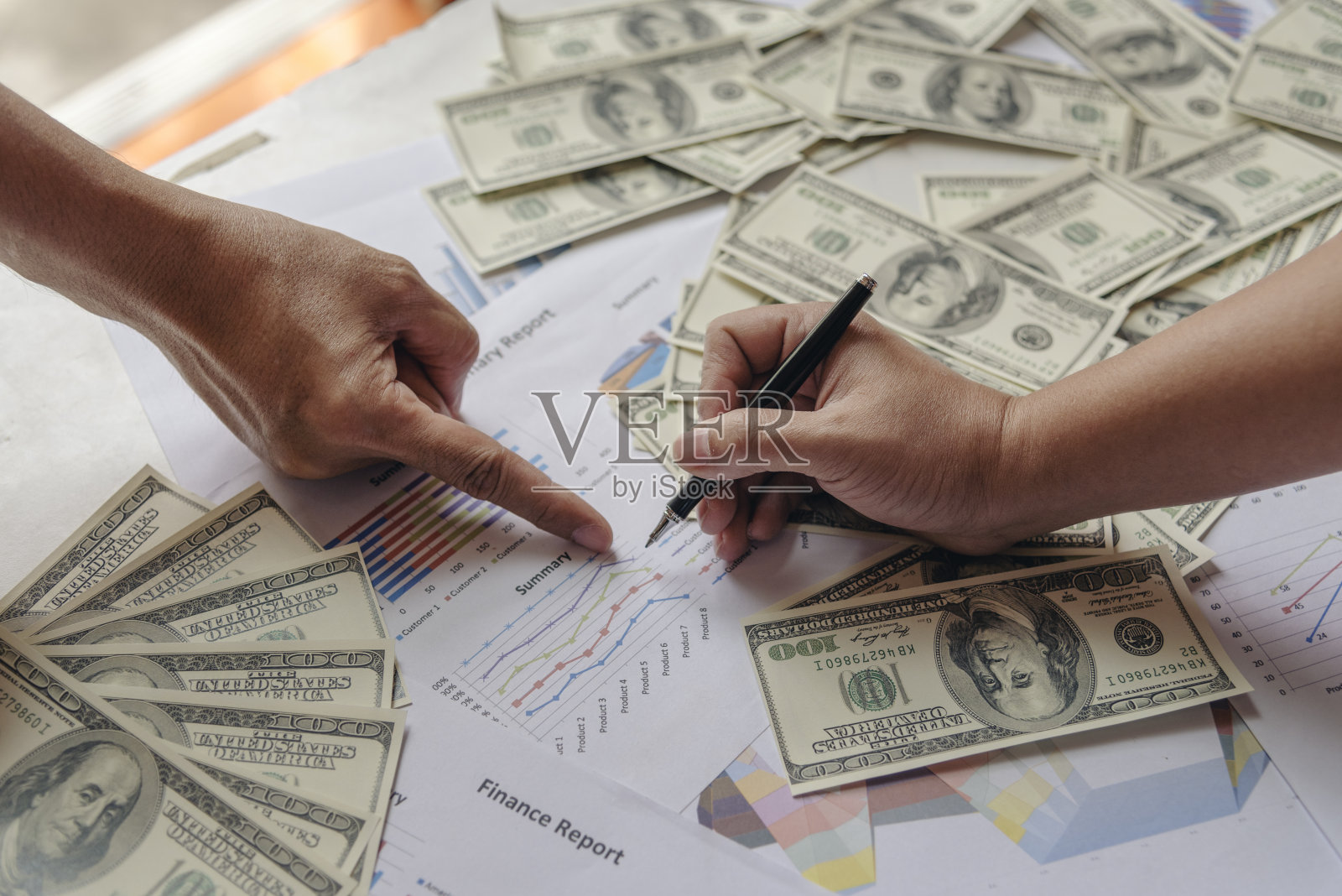 近距离观察行贿的手。手握美钞贿赂金融经济商人。商人贪污非法定居点，试图行贿。贪污贿赂概念照片摄影图片