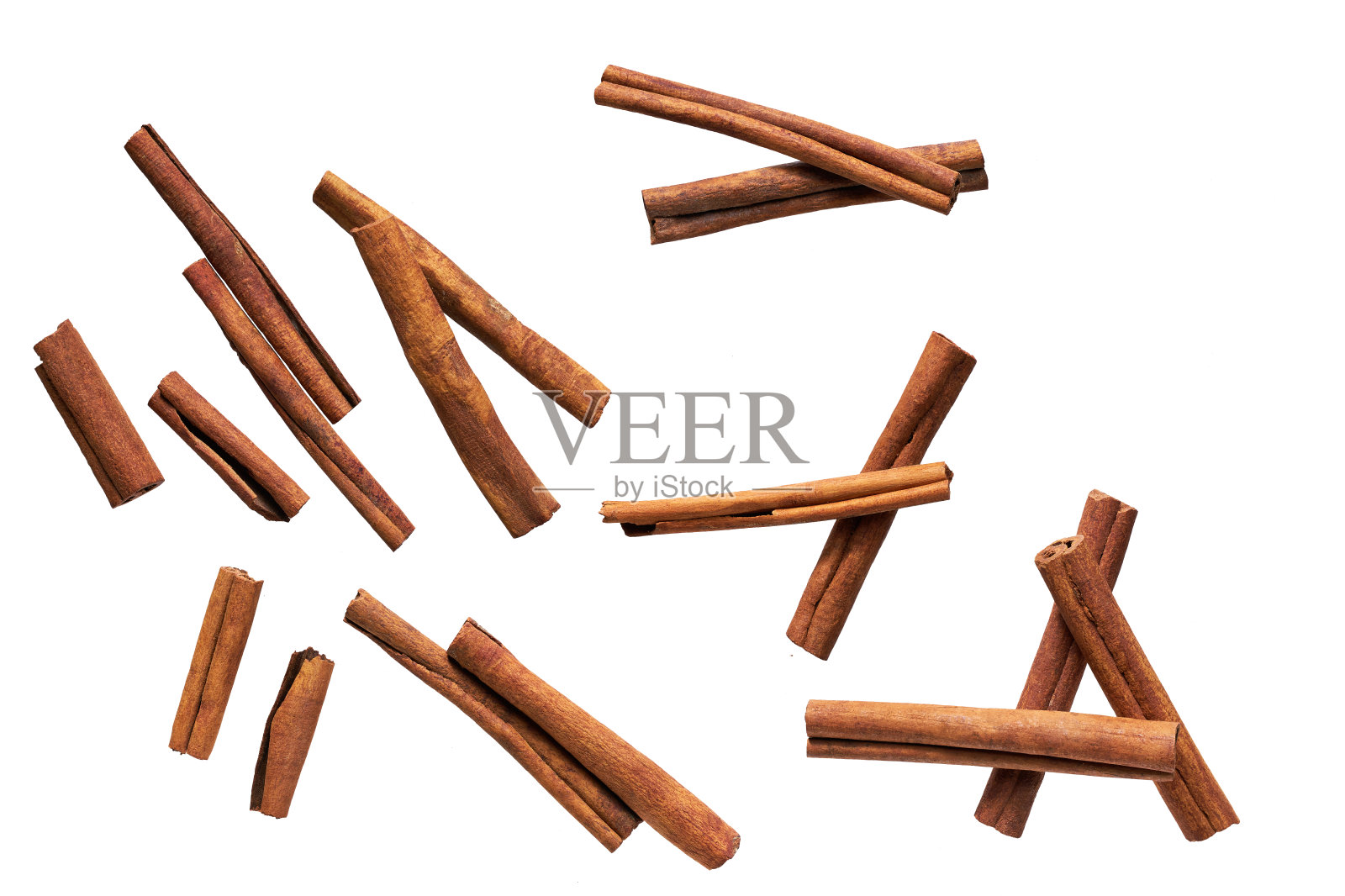 在白色背景上孤立的肉桂棒。照片摄影图片