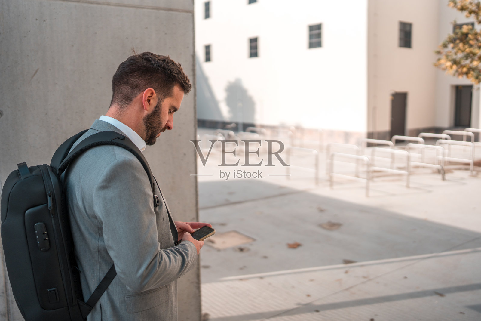 白人男性在楼梯上使用智能手机照片摄影图片