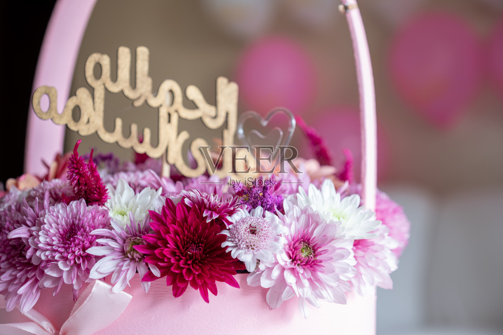 心形粉色花束，多种颜色气球背景装饰，庆祝活动照片摄影图片