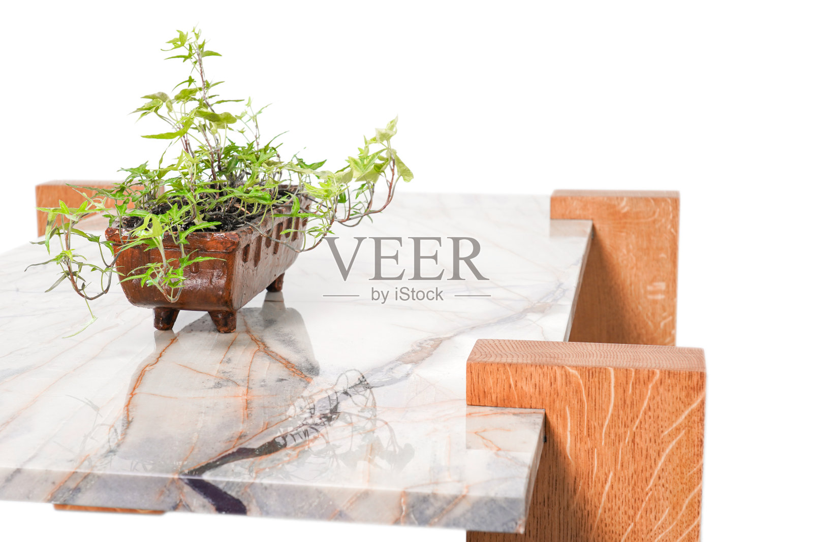 烧结石石英顶部咖啡桌实木腿。用剪辑路径隔离。照片摄影图片