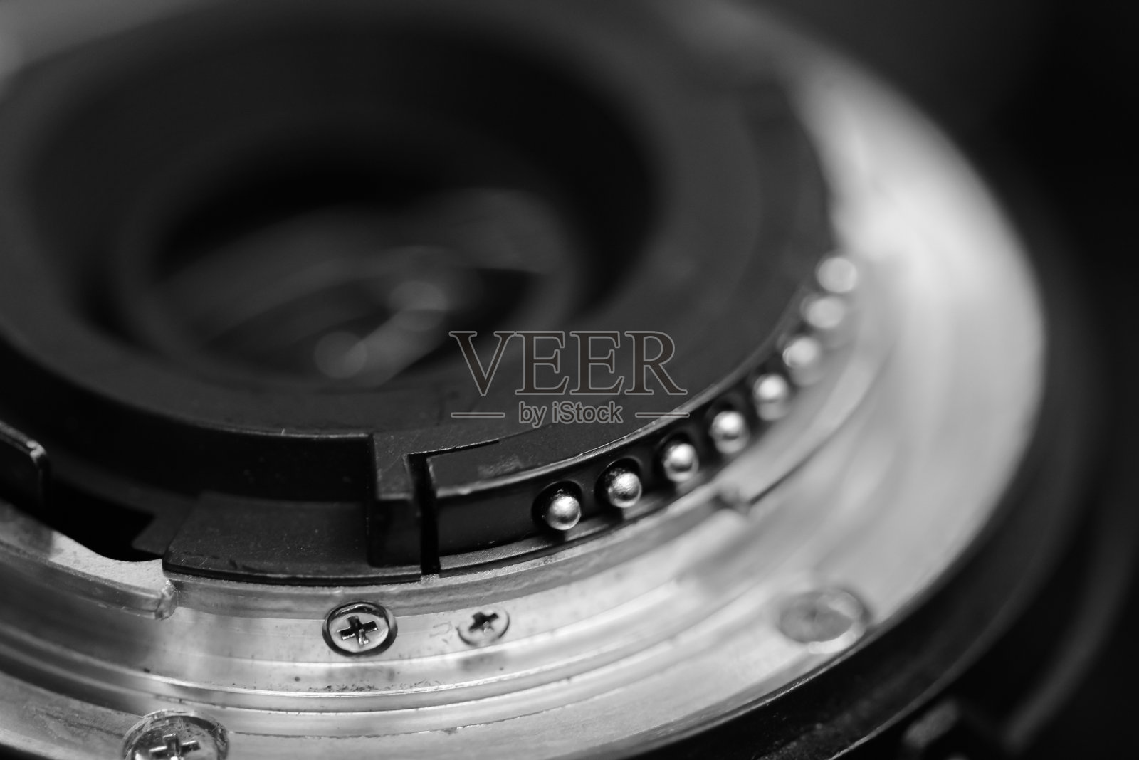 马来西亚巴生:2024年1月29日:在数码单反相机系统中，触点和卡座在促进相机机身和可互换镜头之间的通信中起着至关重要的作用照片摄影图片