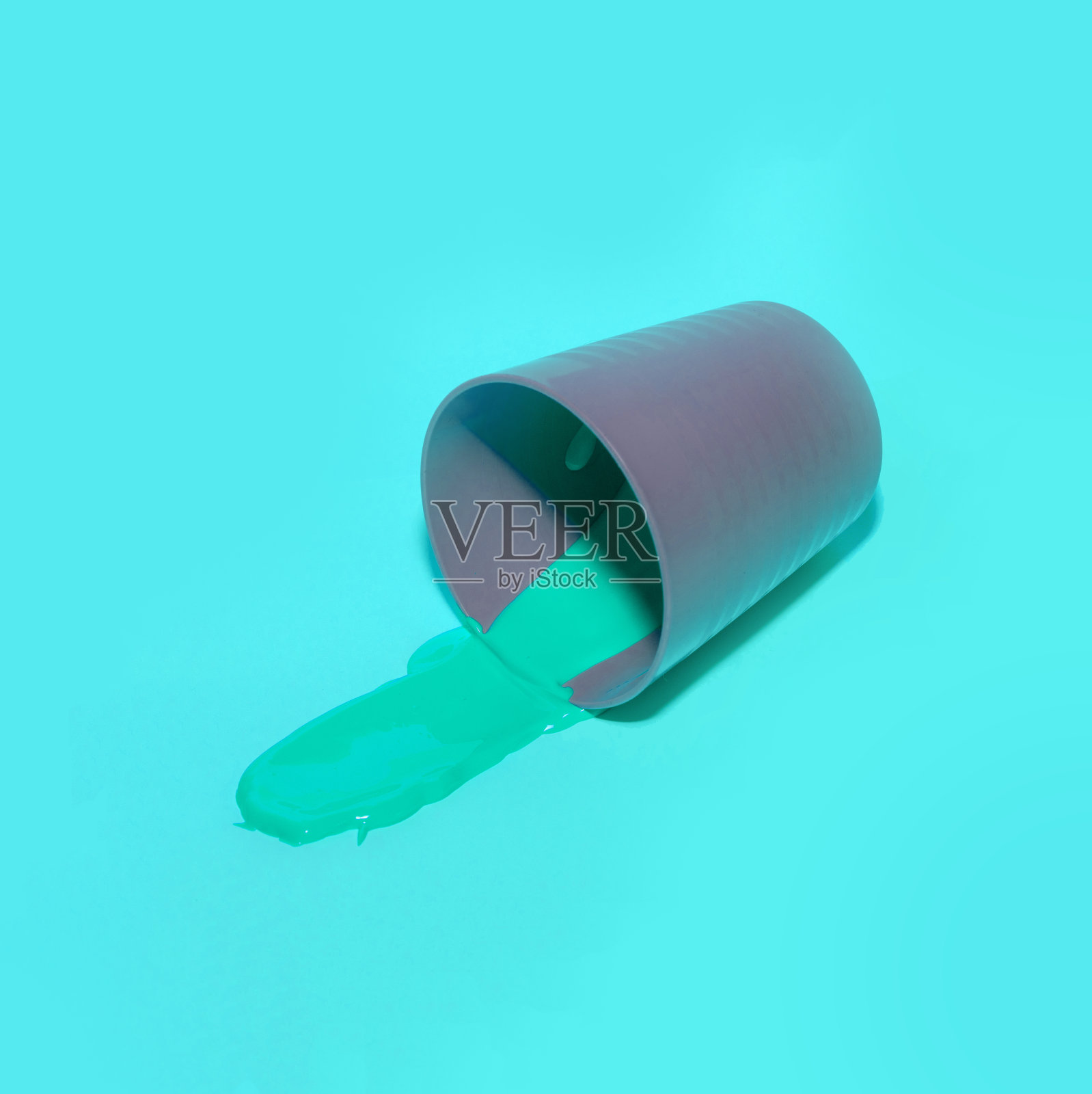 绿色指甲油从塑料瓶里洒出来照片摄影图片