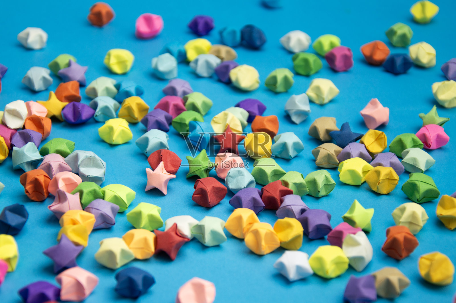 折成五角星形状的纸，颜色多样照片摄影图片