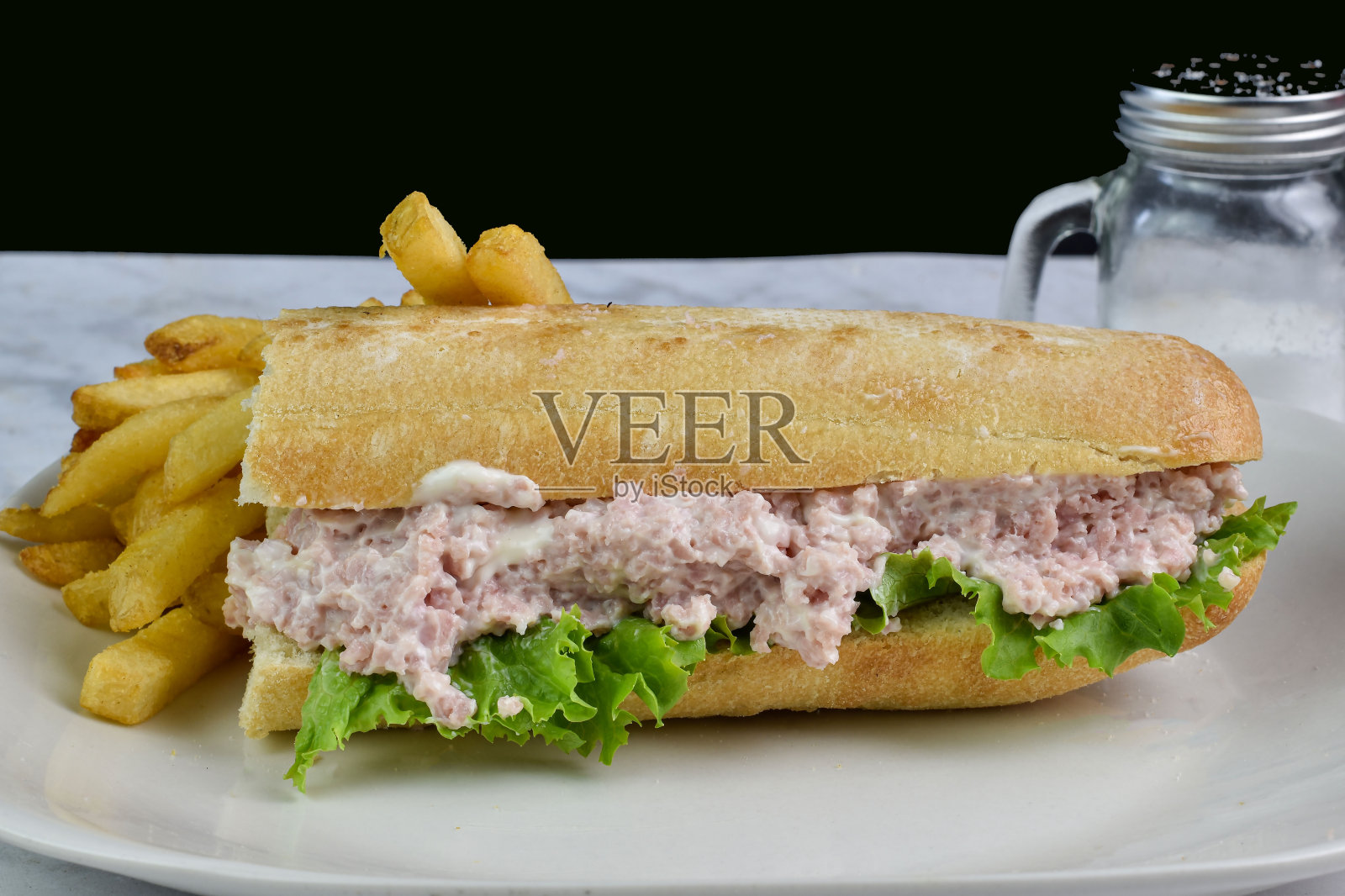 午餐肉沙拉三明治配薯条照片摄影图片